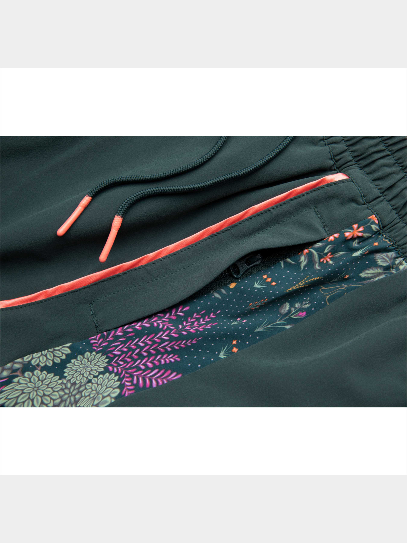 Штаны спортивные PUMA x Liberty Track Pants модель 532528 Штаны спортивные PUMA x Liberty Track Pants модель 532528 Фото