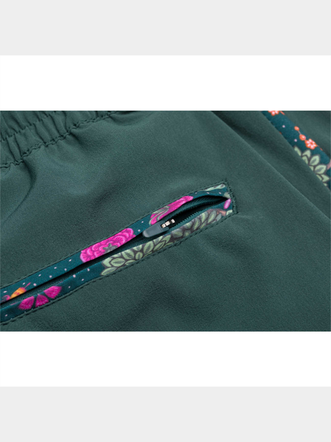 Штаны спортивные PUMA x Liberty Track Pants модель 532528 Штаны спортивные PUMA x Liberty Track Pants модель 532528 Фото