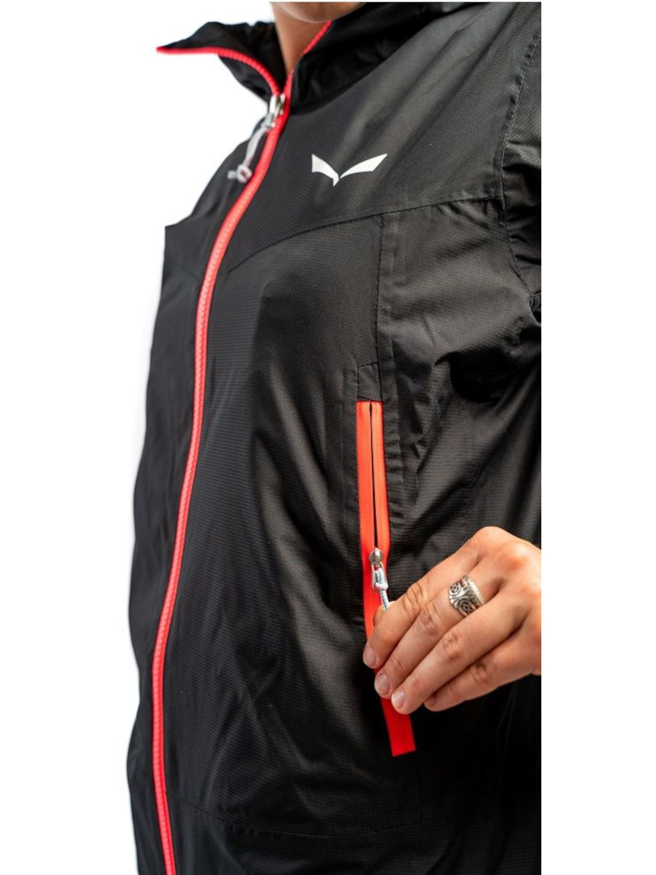 Вітровка Salewa модель a737947e-1402-11ed-810e-001dd8b72568 Вітровка Salewa модель a737947e-1402-11ed-810e-001dd8b72568 Фото