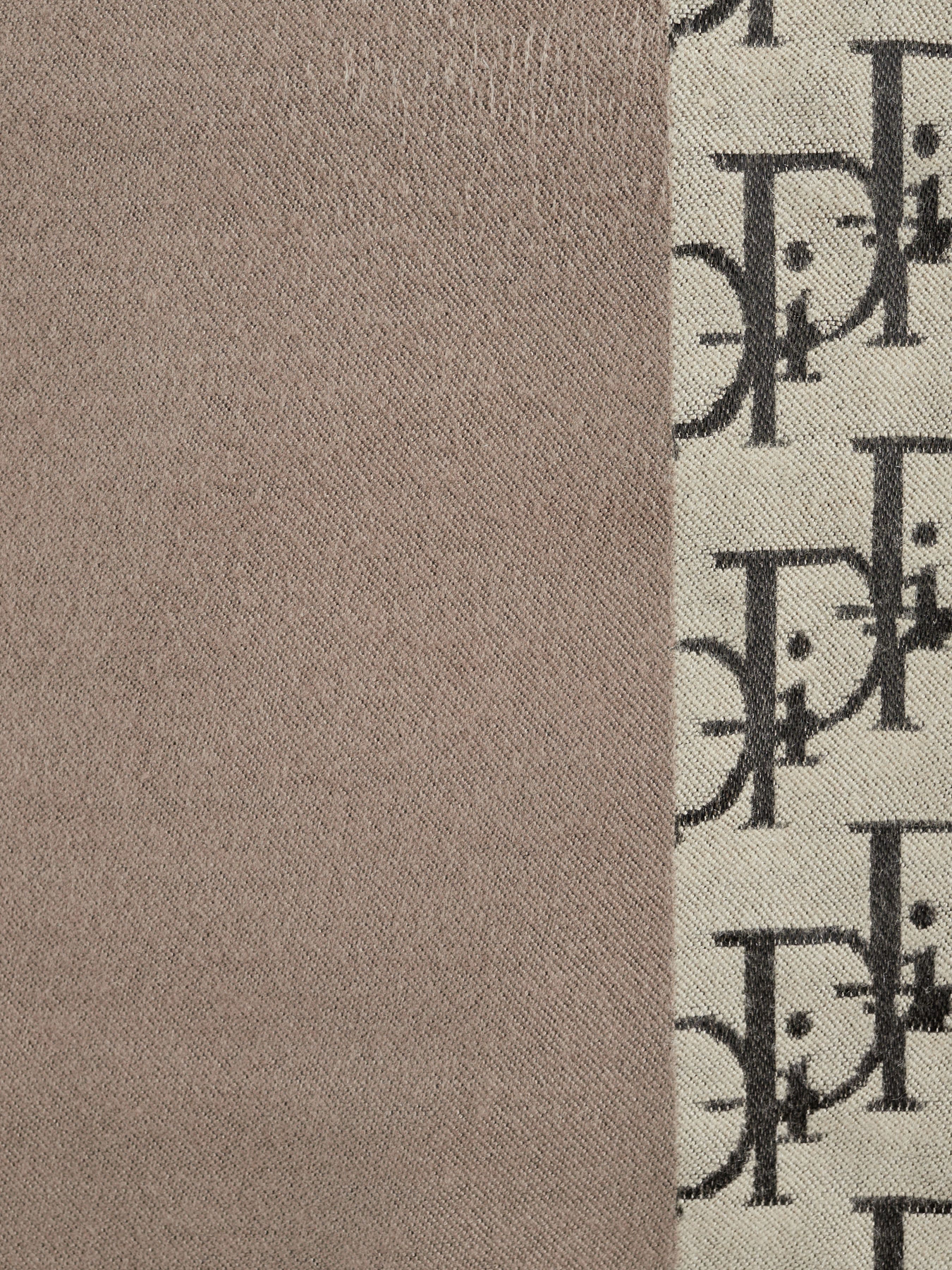 Шарф Regina Notte модель 4000000064703 Шарф Regina Notte модель 4000000064703 Фото