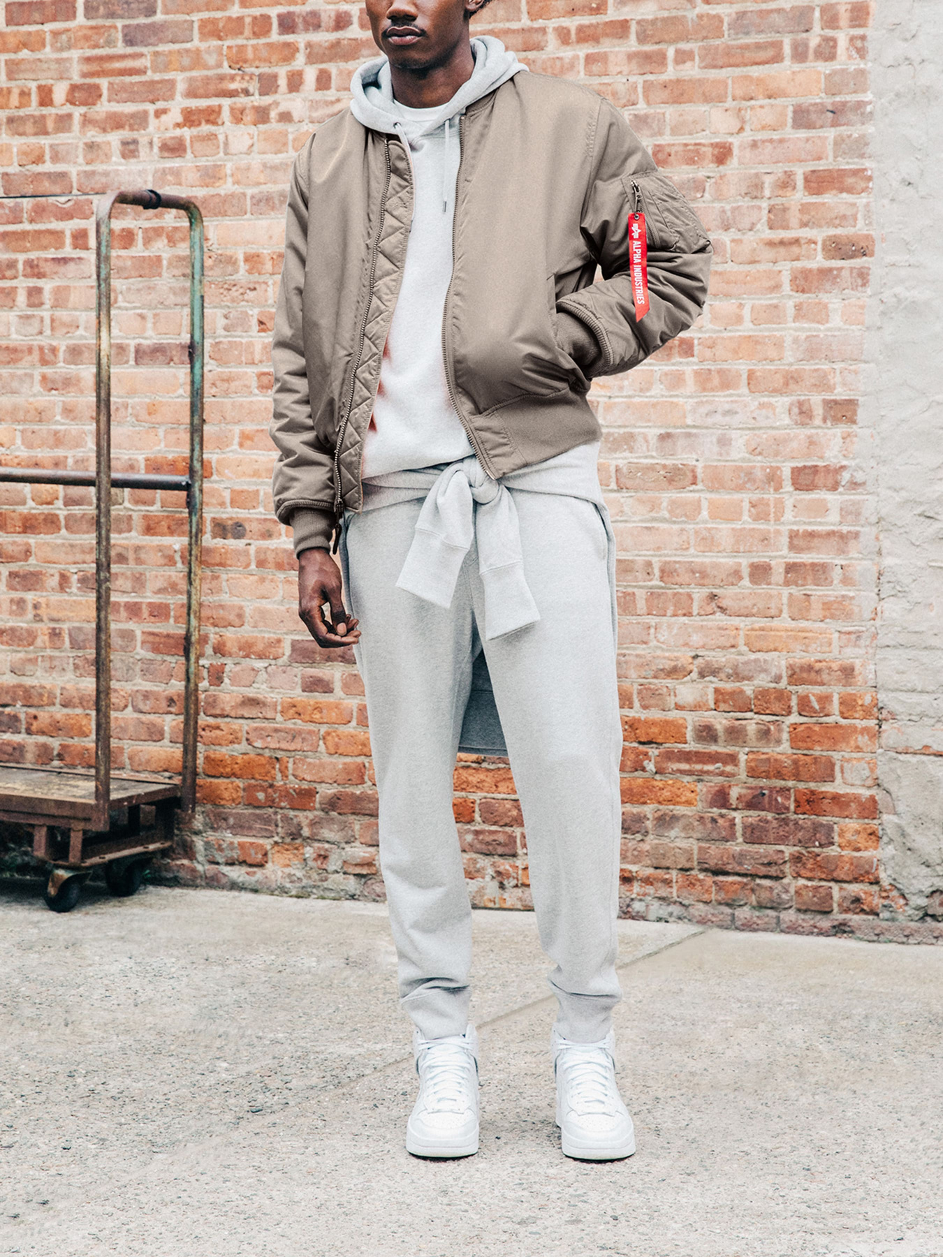 Куртки и дубленки Alpha Industries модель MJM21000C1_065 Фото
