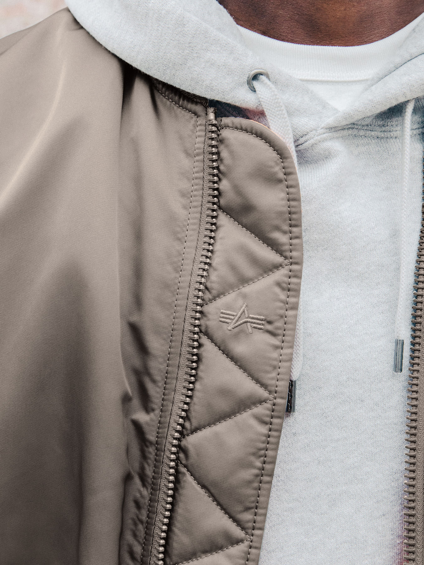 Куртки и дубленки Alpha Industries модель MJM21000C1_065 Фото