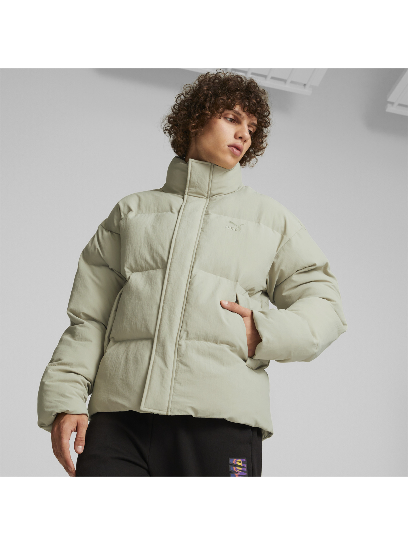 Демисезонная куртка PUMA Classics Oversized Puffer модель 535573 Фото