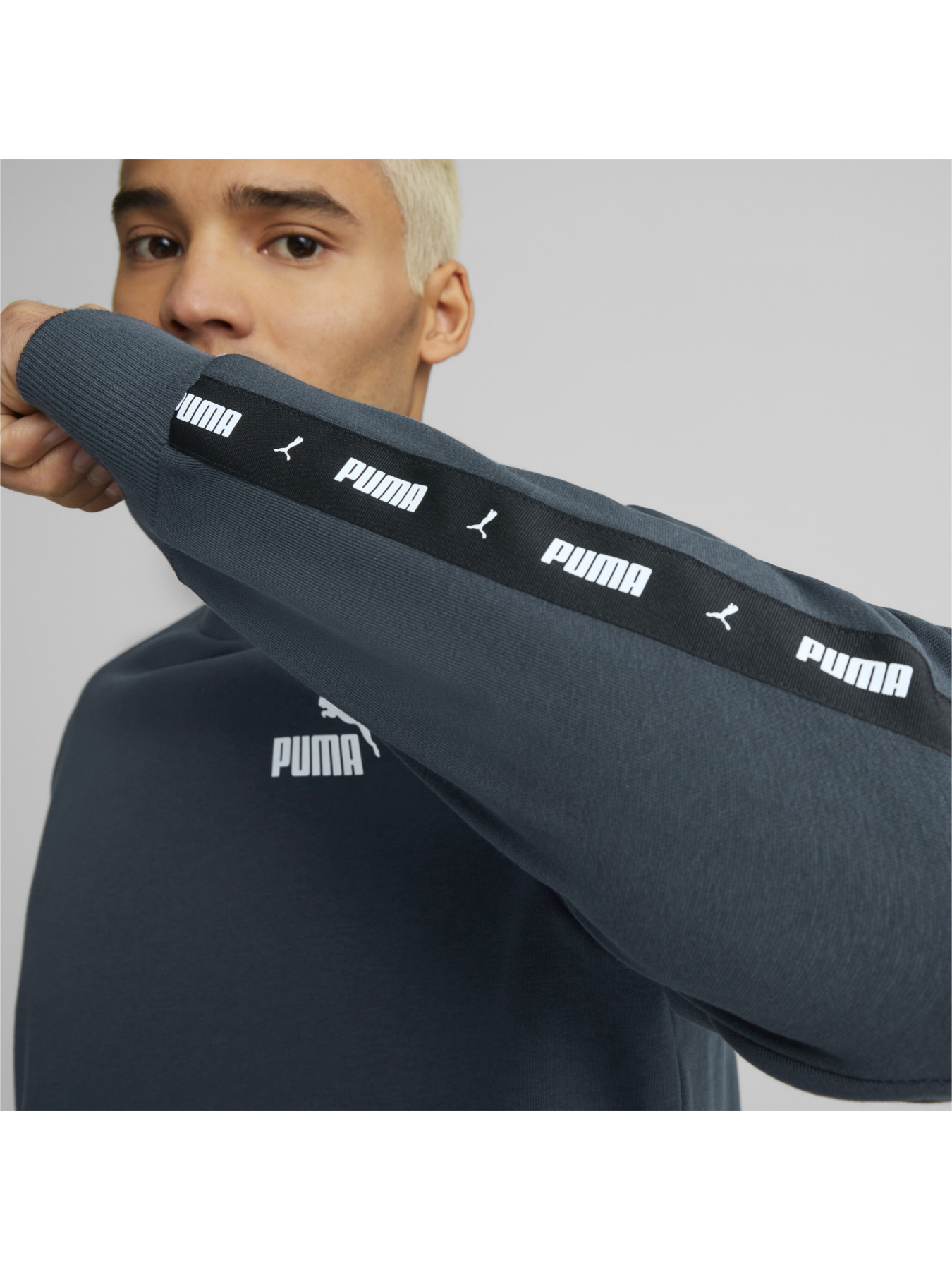 Свитшот PUMA ESS+ Tape Crew модель 847384 Фото