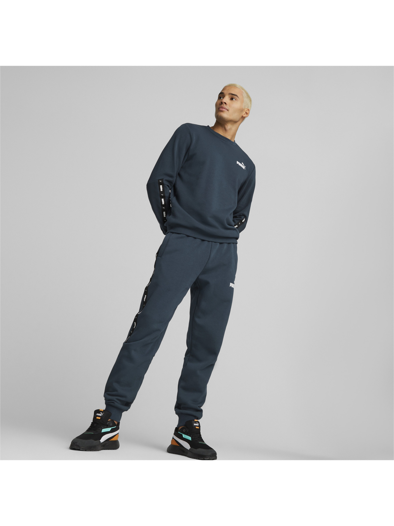 Свитшот PUMA ESS+ Tape Crew модель 847384 Фото