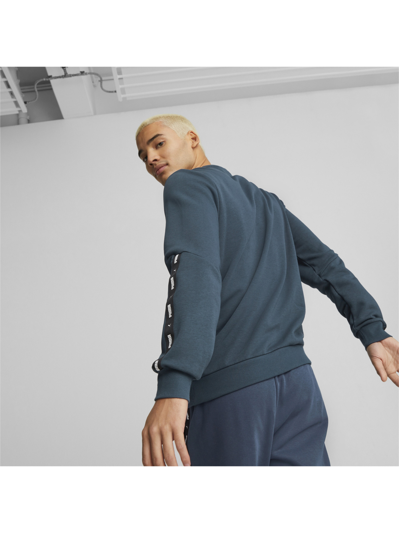 Свитшот PUMA ESS+ Tape Crew модель 847384 Фото