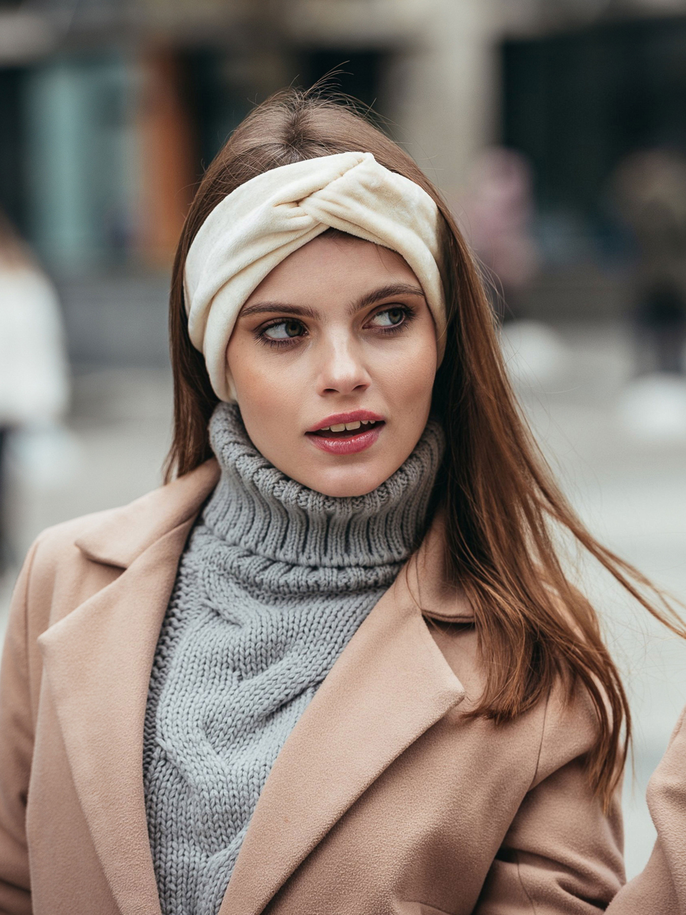 Бежевая бархатная повязка для волос MyScarf модель mp196162 Фото