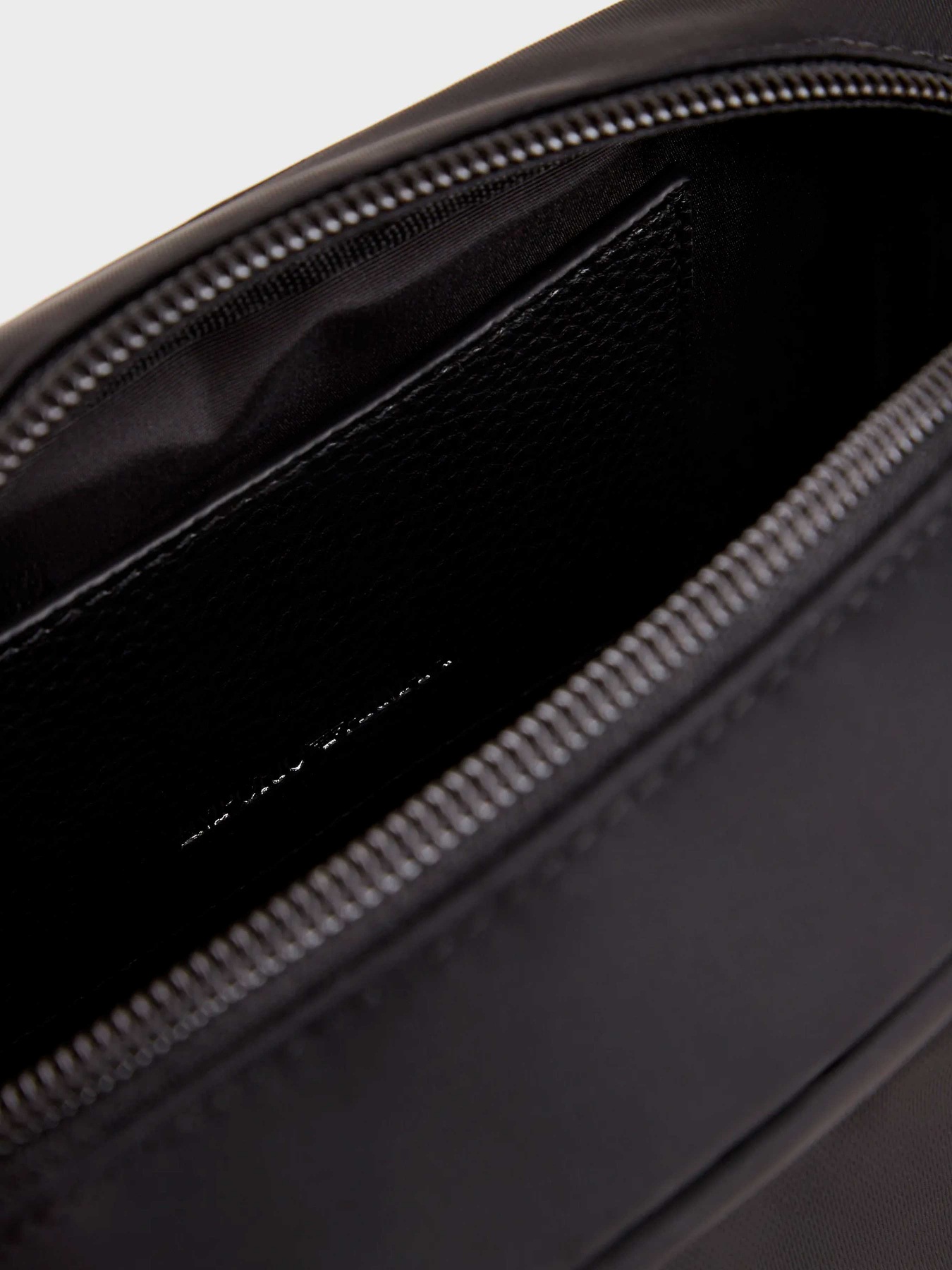 Кошельки Emporio Armani модель Y3H321-YVL7E-80001 Фото