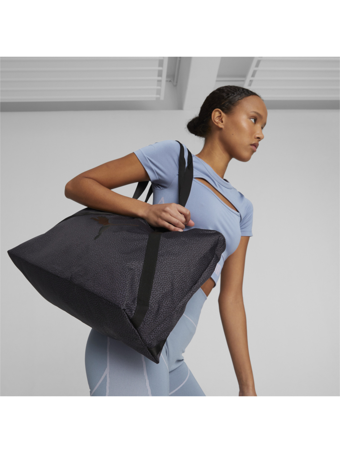 Шоппер PUMA AT ESS Shopper ElektroSummer модель 079627 Фото