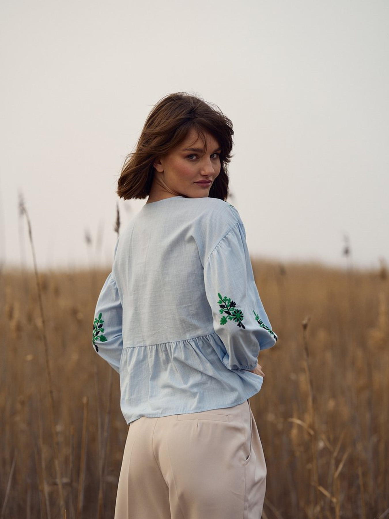 Голубая рубашка с вышивкой модель 43784 Голубая рубашка с вышивкой модель 43784 Фото