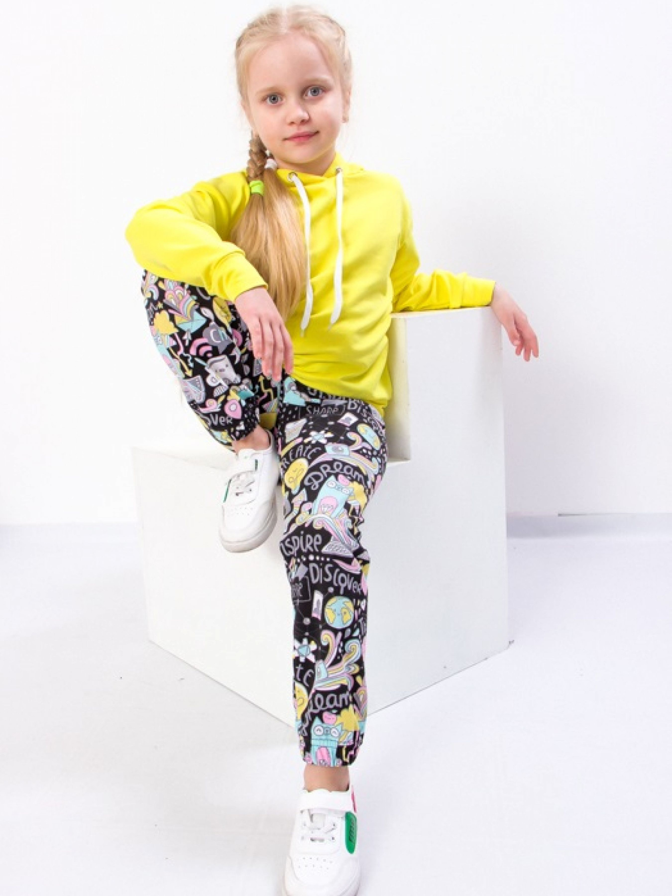 Джогери Носи своє модель 6155-024-5-nadpisi-na-chornomu Фото