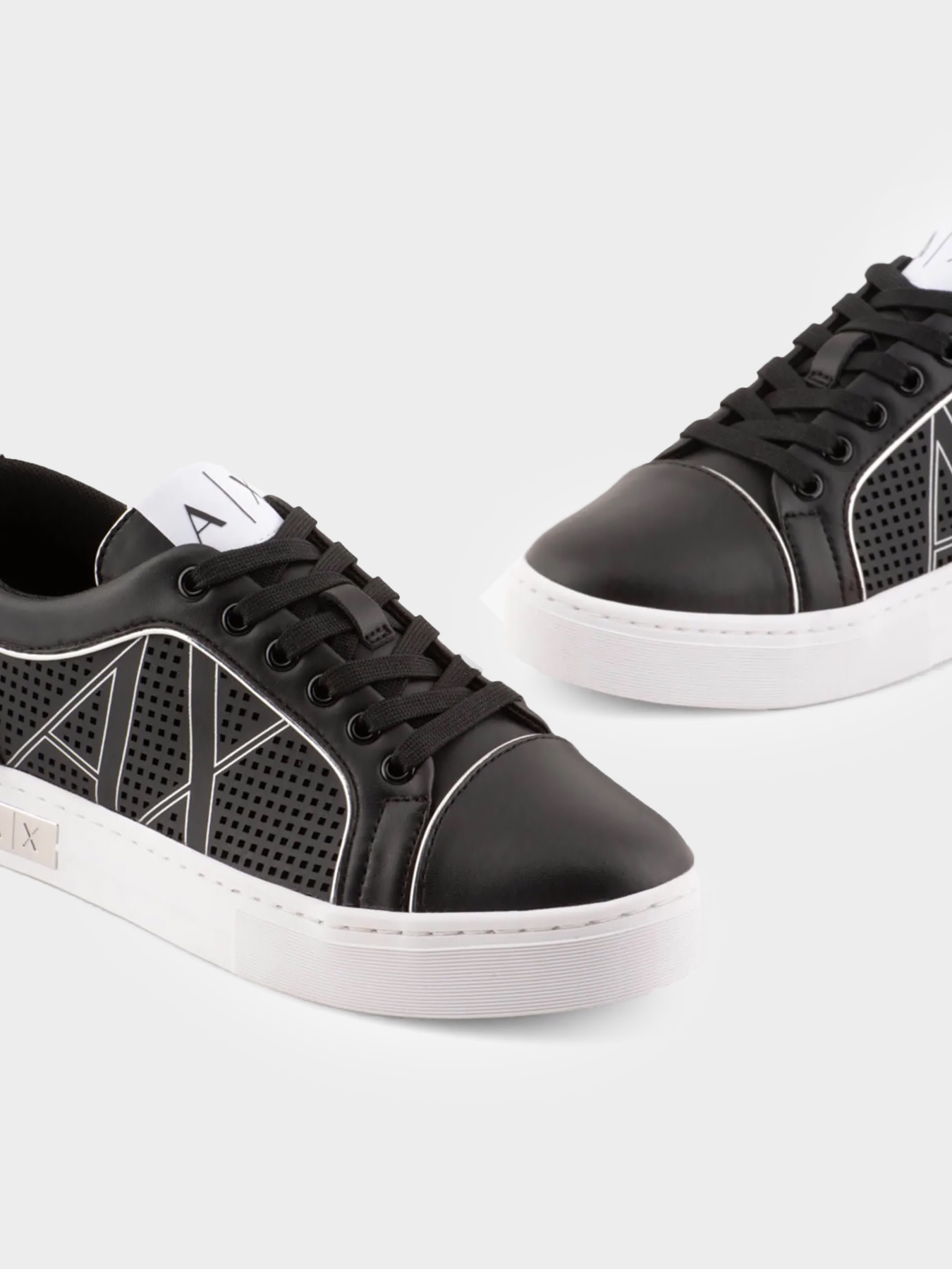 Кроссовки Armani Exchange модель XDX114-XV693-N763 Фото