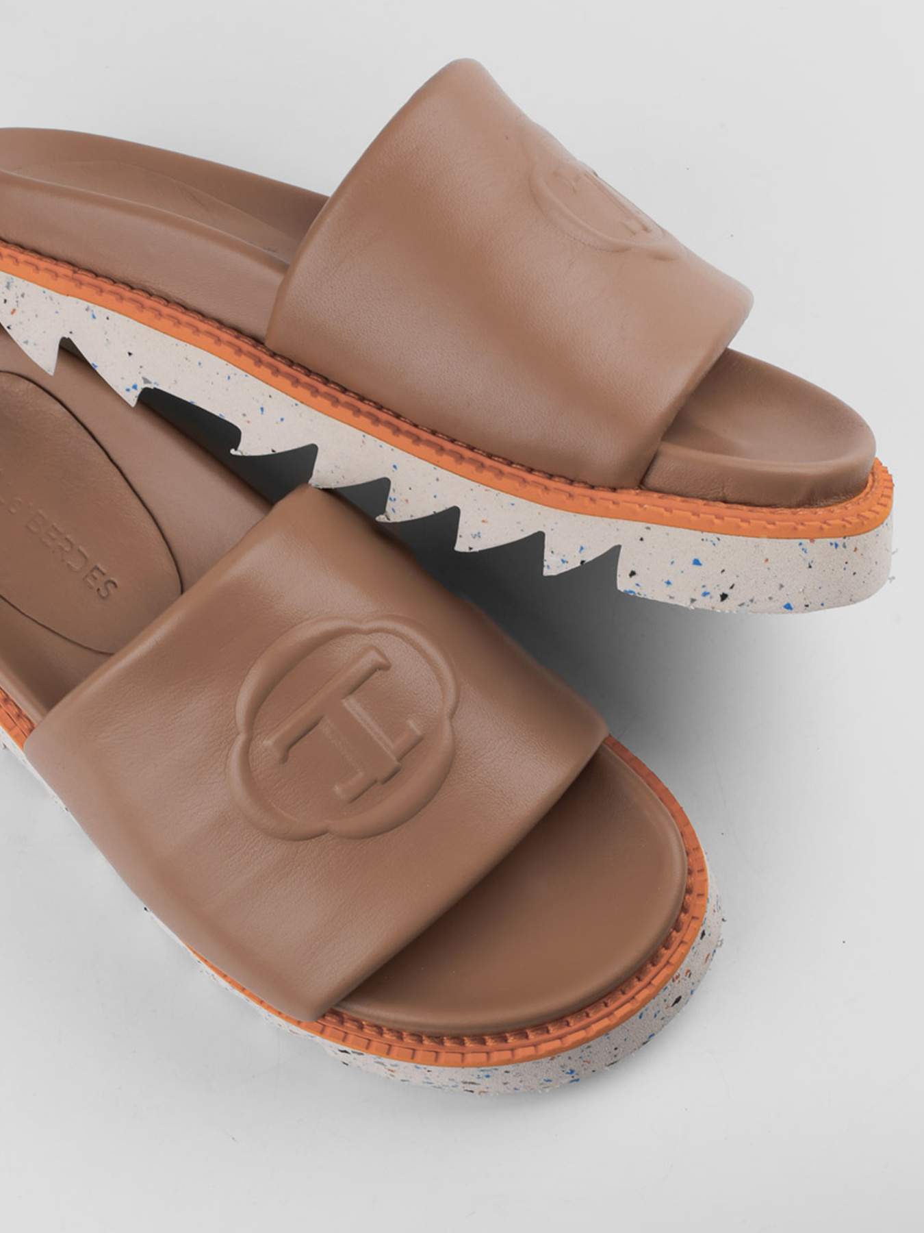 Шлепанцы LeBERDES модель 00000015806 Фото