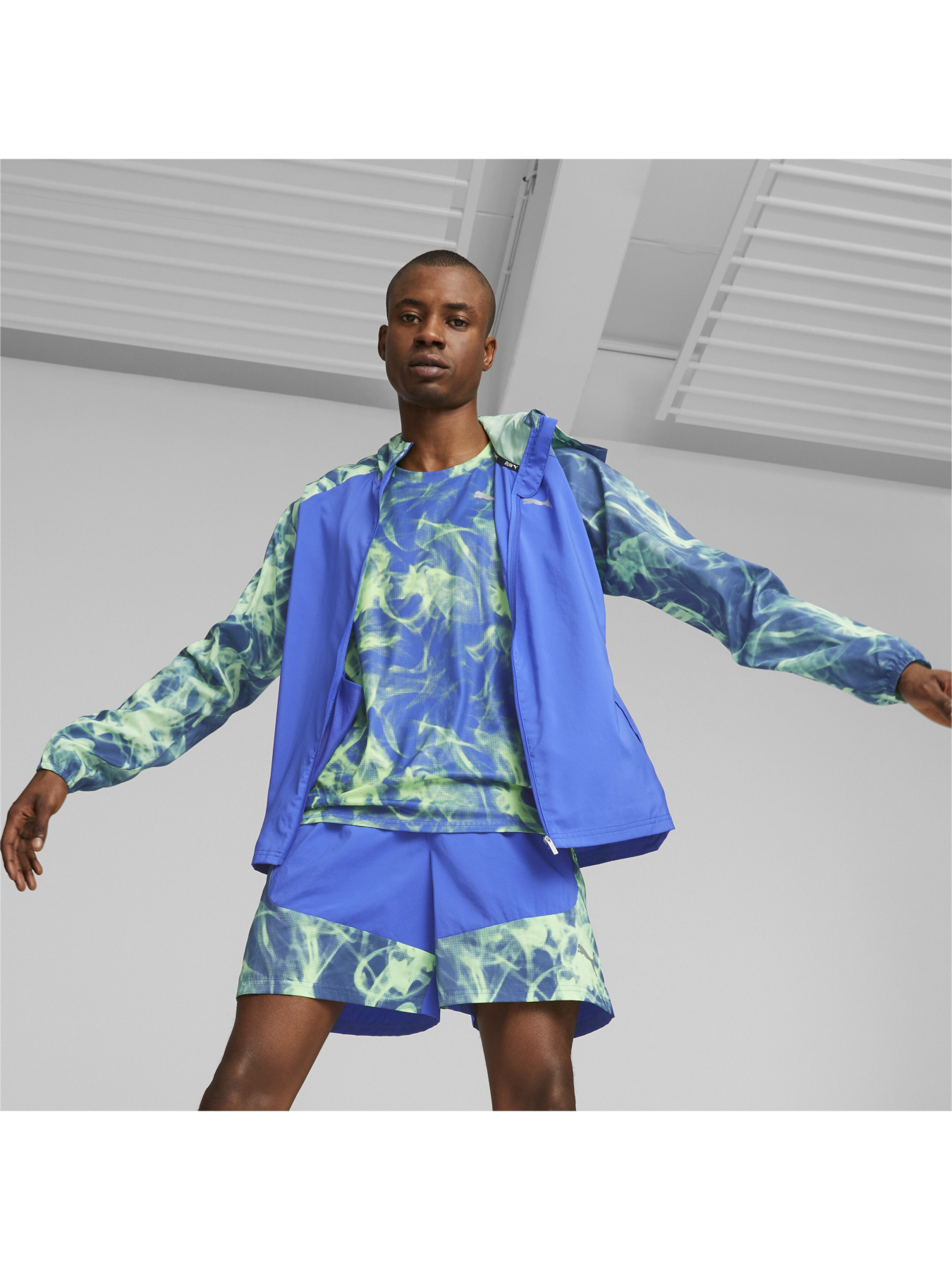 Вітровка PUMA Run Fav Aop Woven Jacket модель 523389 Фото