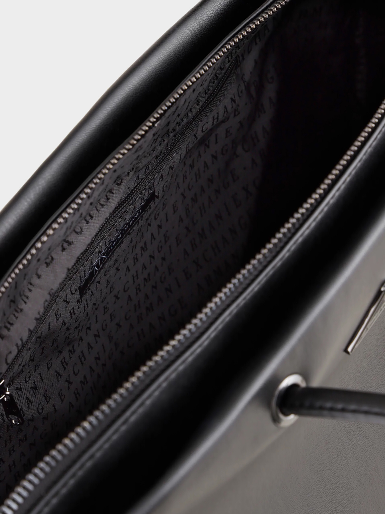 Сумки Armani Exchange модель 942902-3R784-00020 Фото