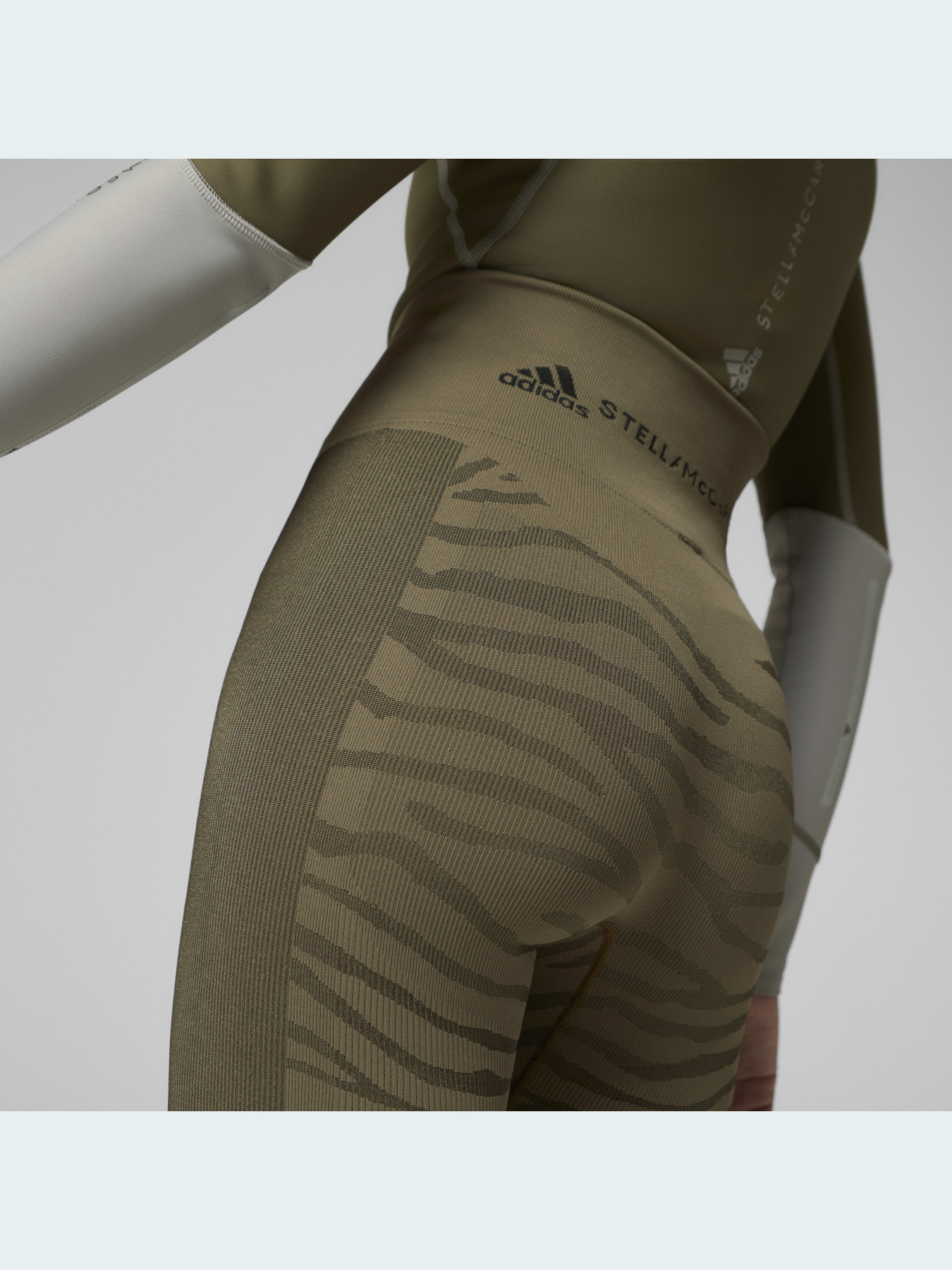 Спортивні леггінси Adidas модель GU9405 Фото