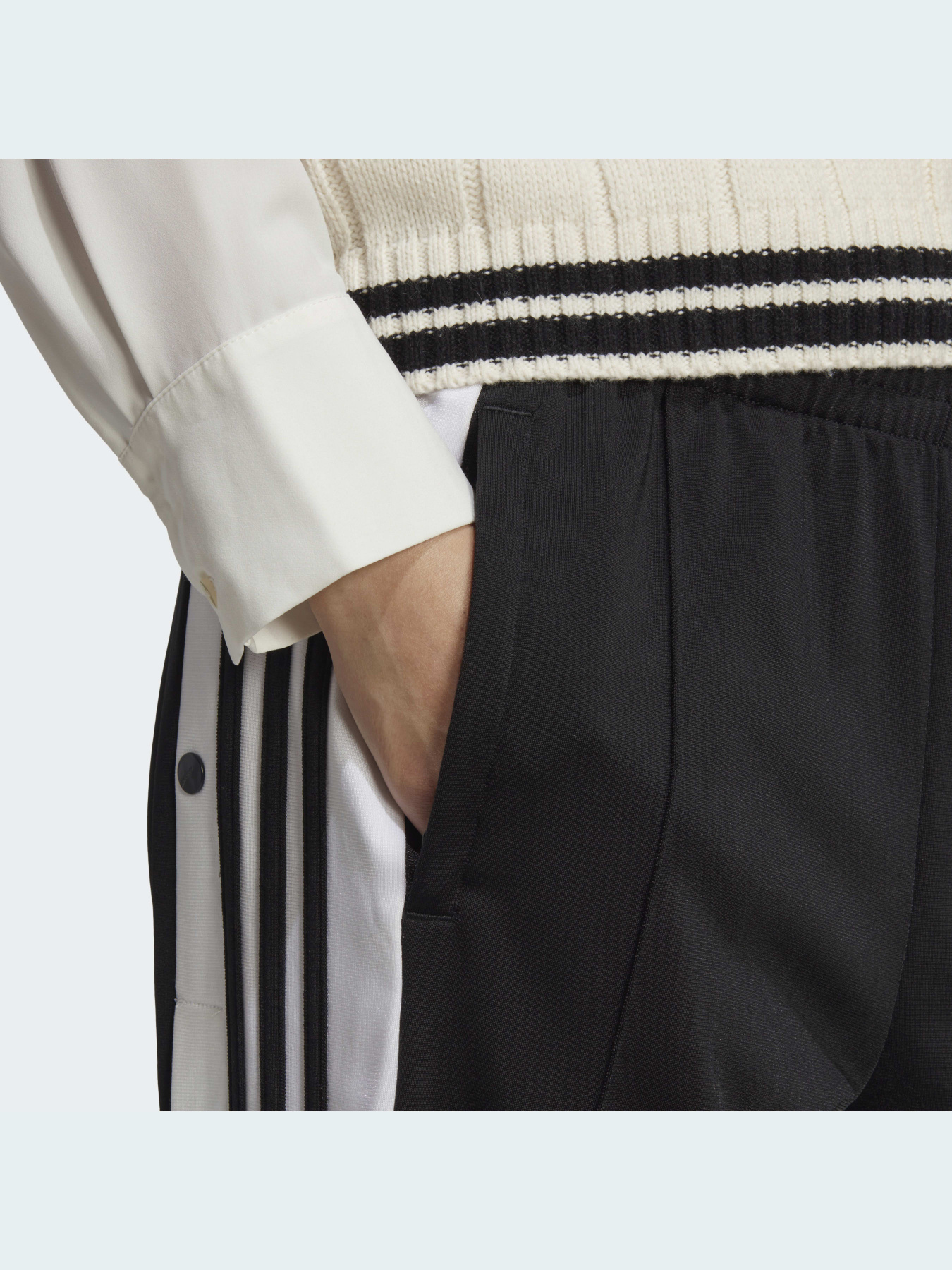 Повседневные штаны Adidas Adicolor модель GN2807 Повседневные штаны Adidas Adicolor модель GN2807 Фото