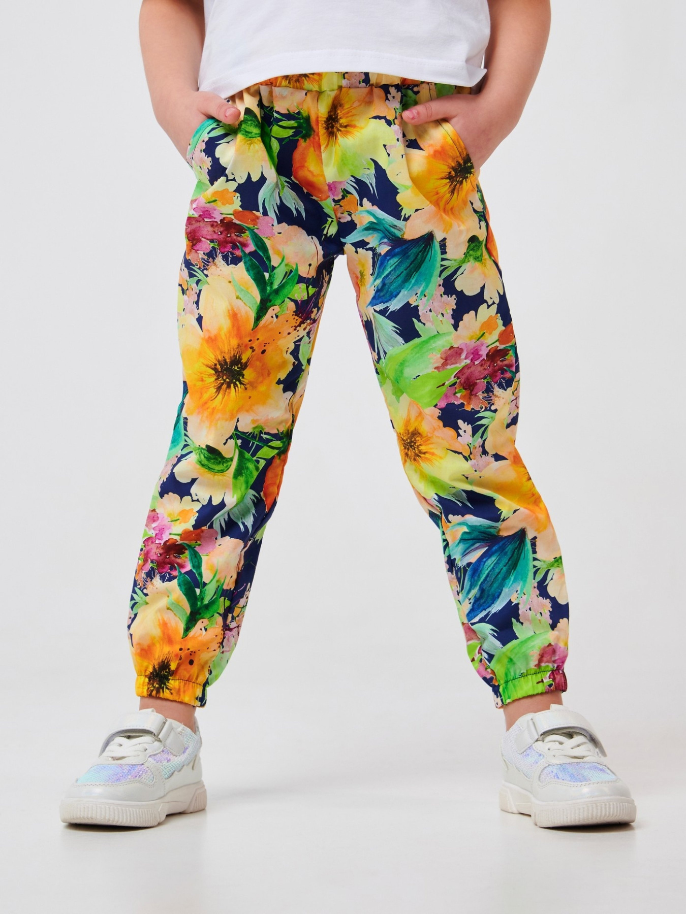 Джоггеры SMIL модель smil_115530-cvety-na-temno-sinem Фото