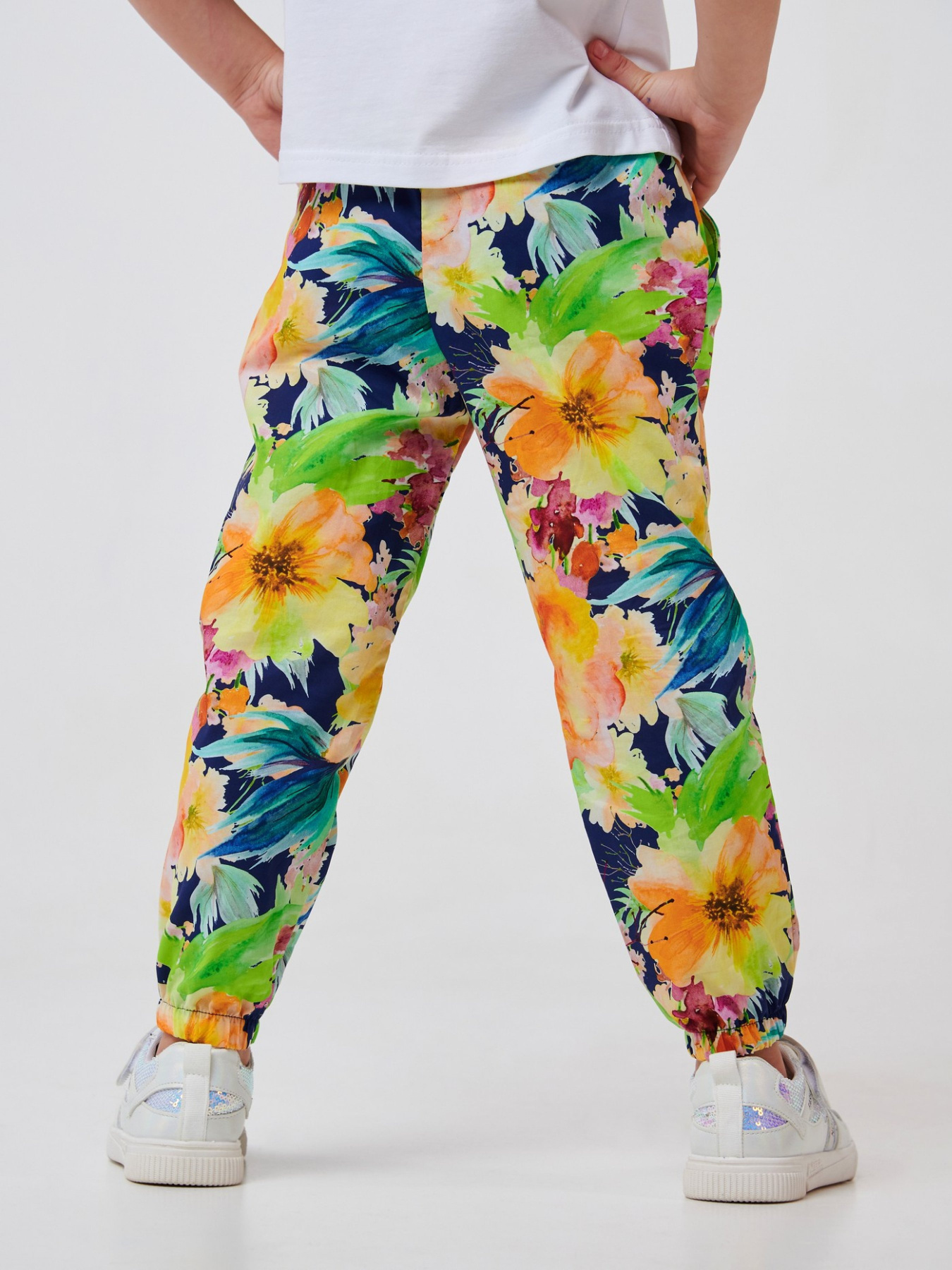 Джоггеры SMIL модель smil_115530-cvety-na-temno-sinem Фото