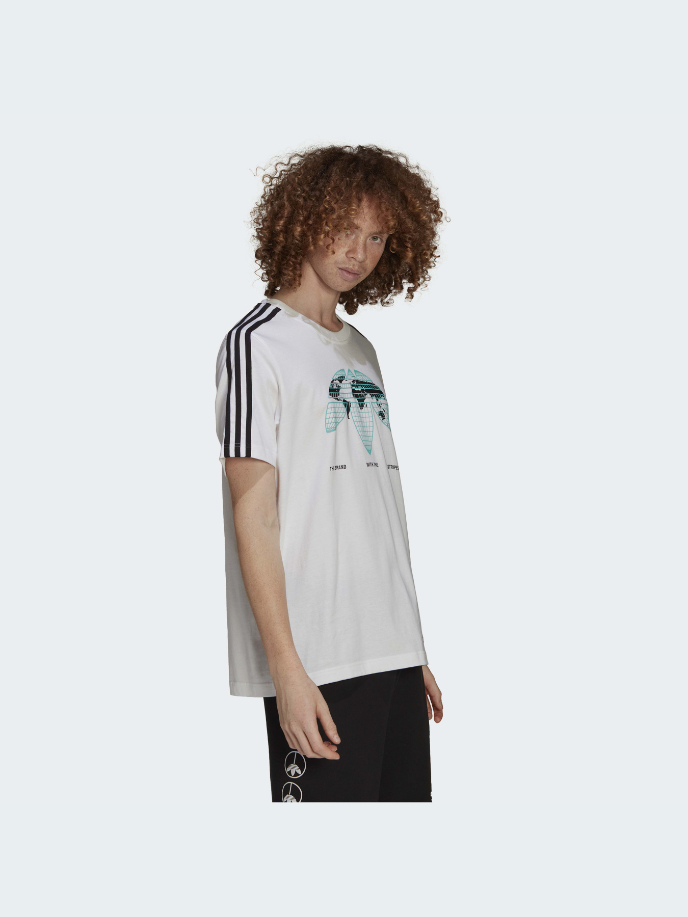 Футболки і поло Adidas Graphics модель HF4907 Футболки і поло Adidas Graphics модель HF4907 Фото