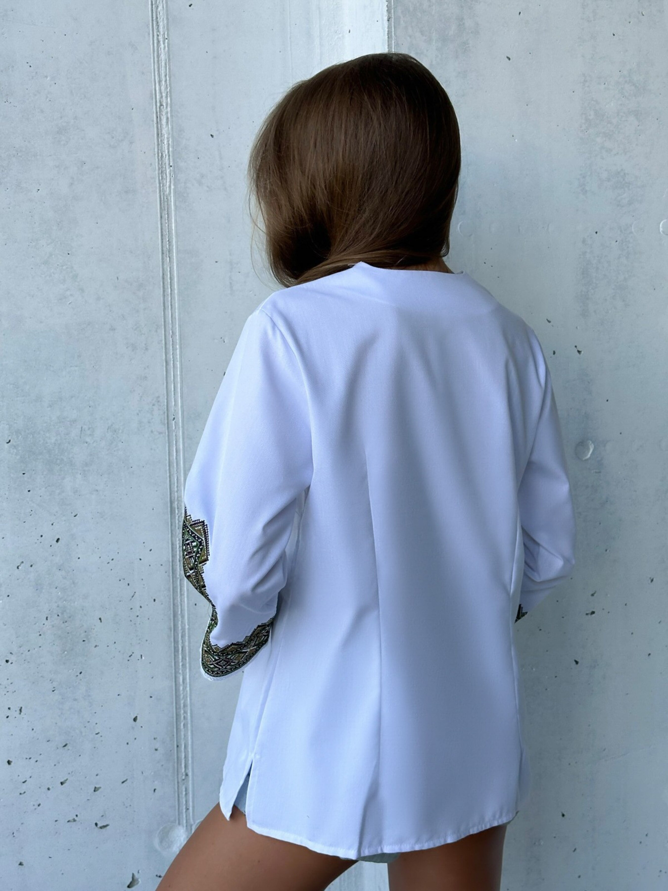 Вышитая рубашка ISSA Plus модель WN20-487_whitegreen Фото