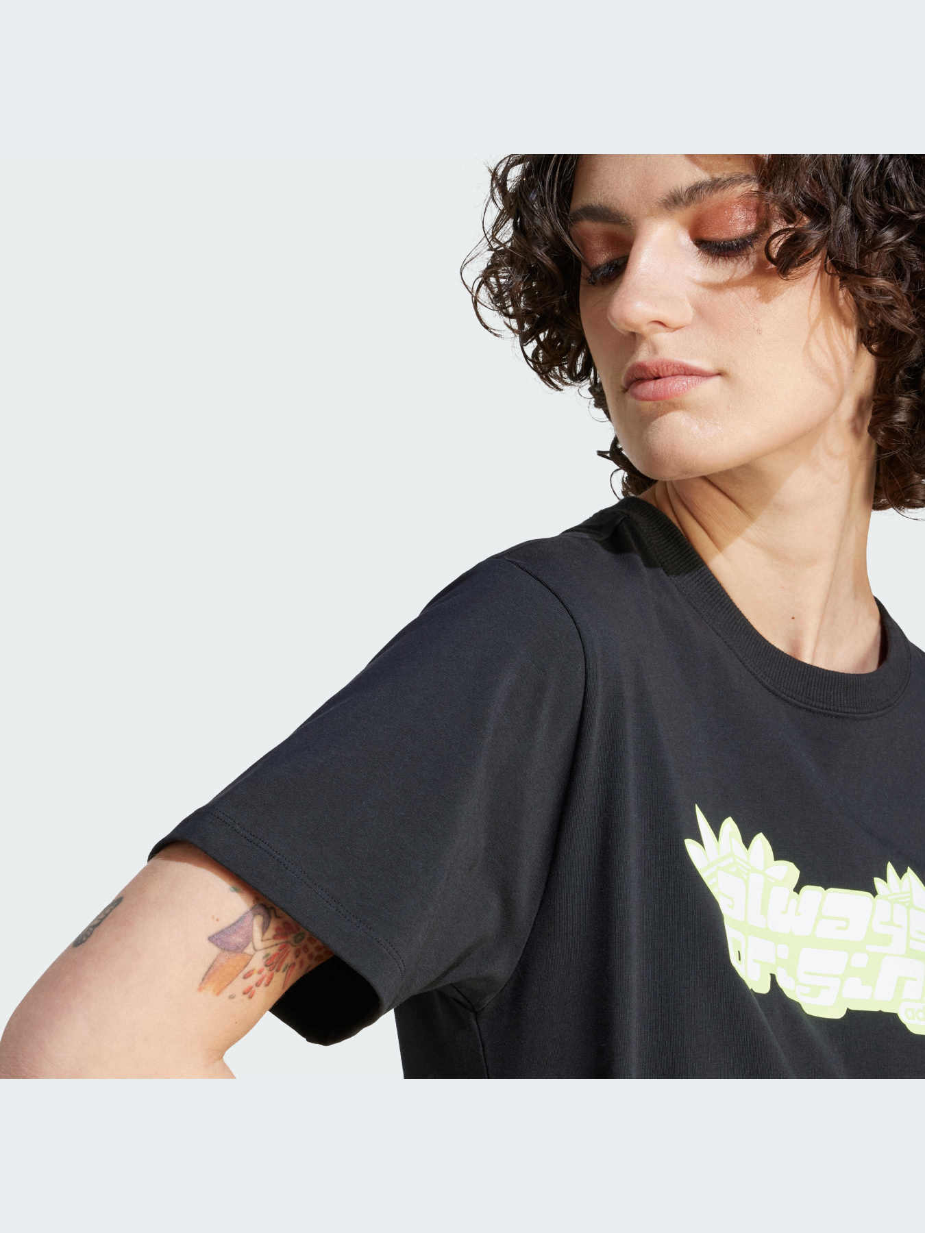 Футболка Adidas Graphics модель IK0496 Фото