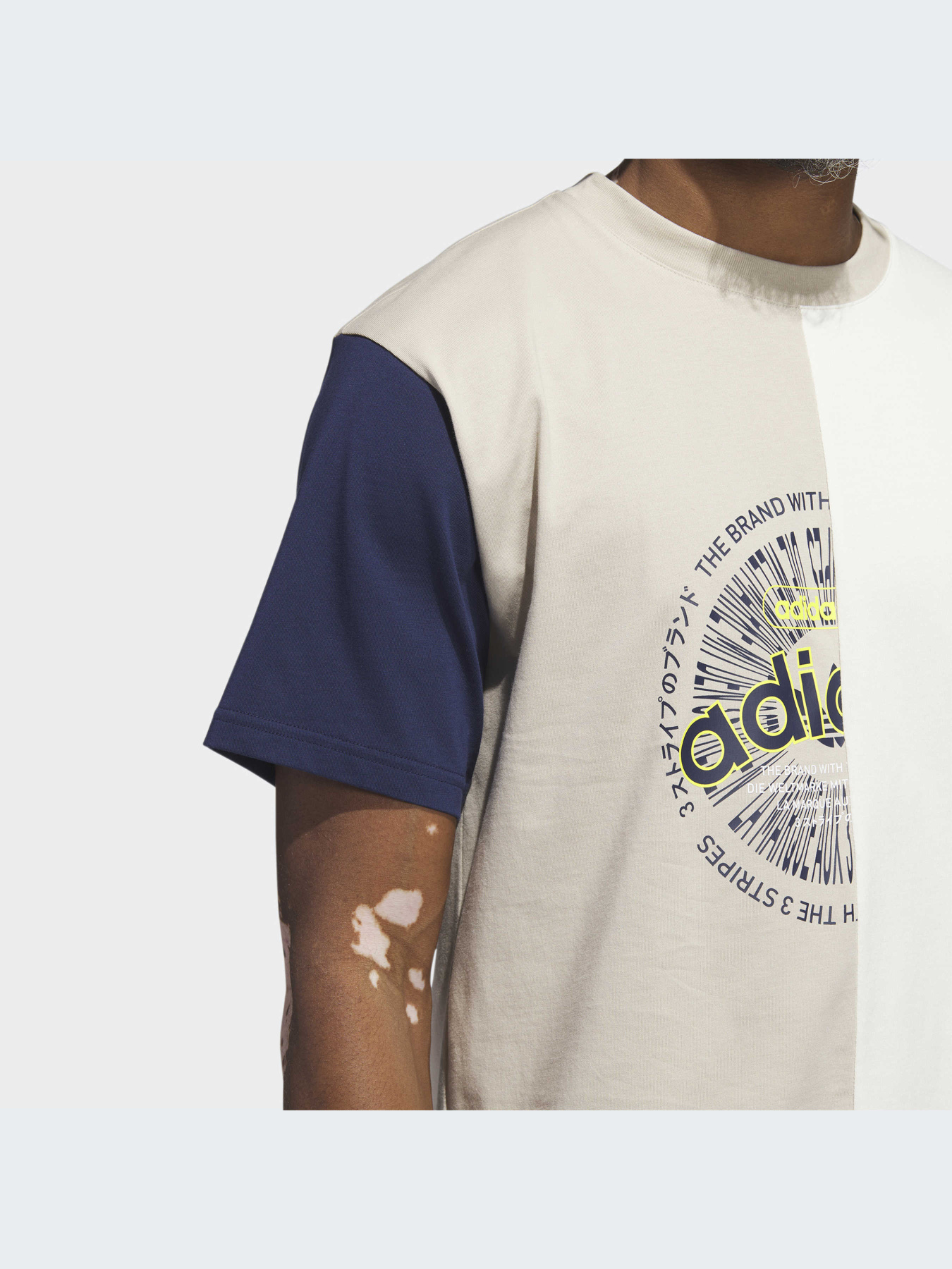 Футболка Adidas Graphics модель IL4710 Футболка Adidas Graphics модель IL4710 Фото