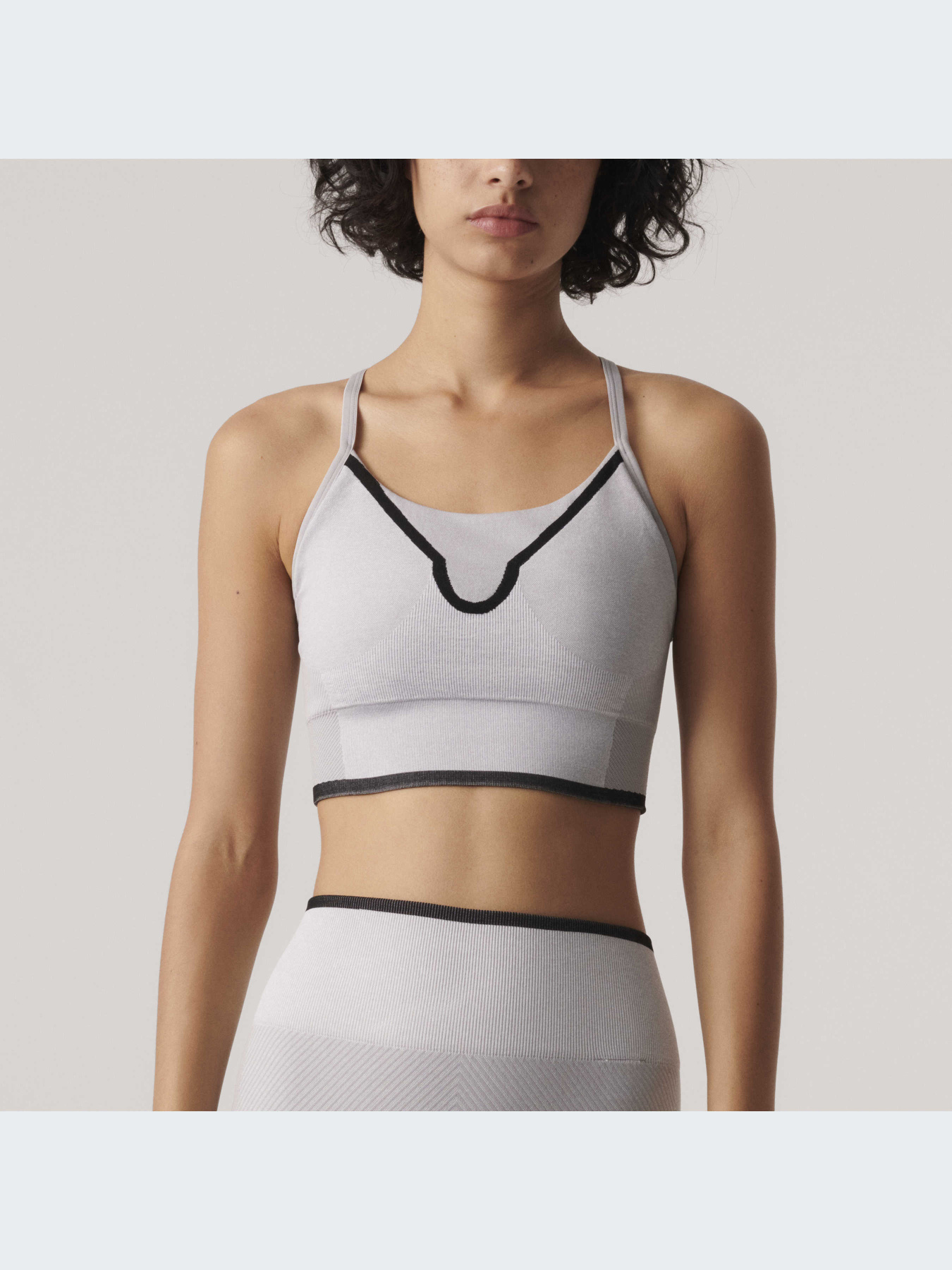 Топ спортивный Adidas модель HR8893 Фото