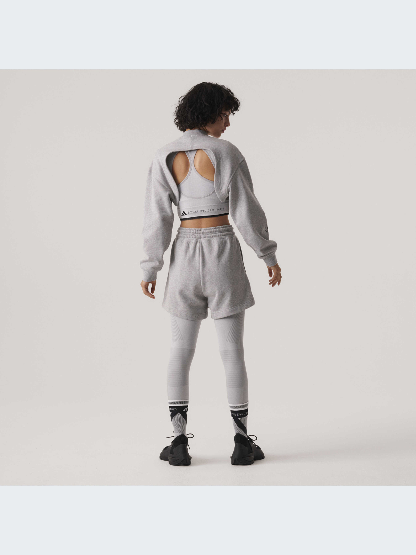 Спортивный топ Adidas модель HR8893 Фото