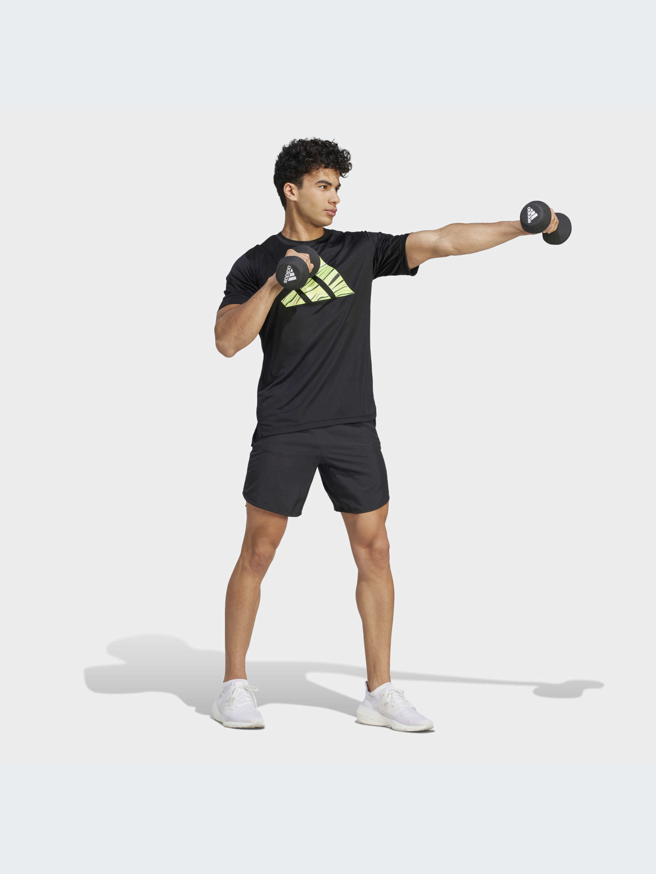 Спортивная футболка Adidas Graphics модель IB3473 Спортивная футболка Adidas Graphics модель IB3473 Фото