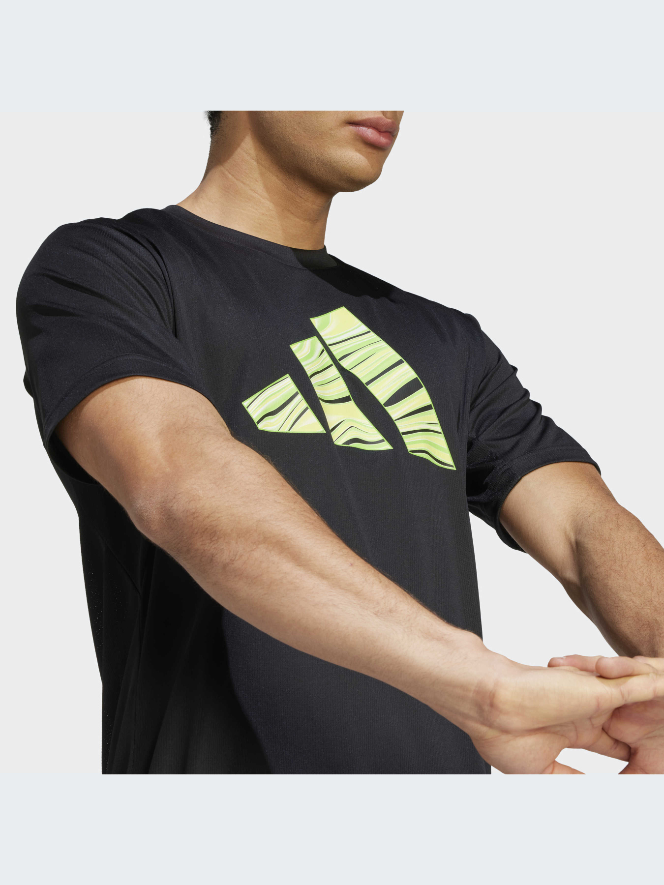 Спортивная футболка Adidas Graphics модель IB3473 Спортивная футболка Adidas Graphics модель IB3473 Фото