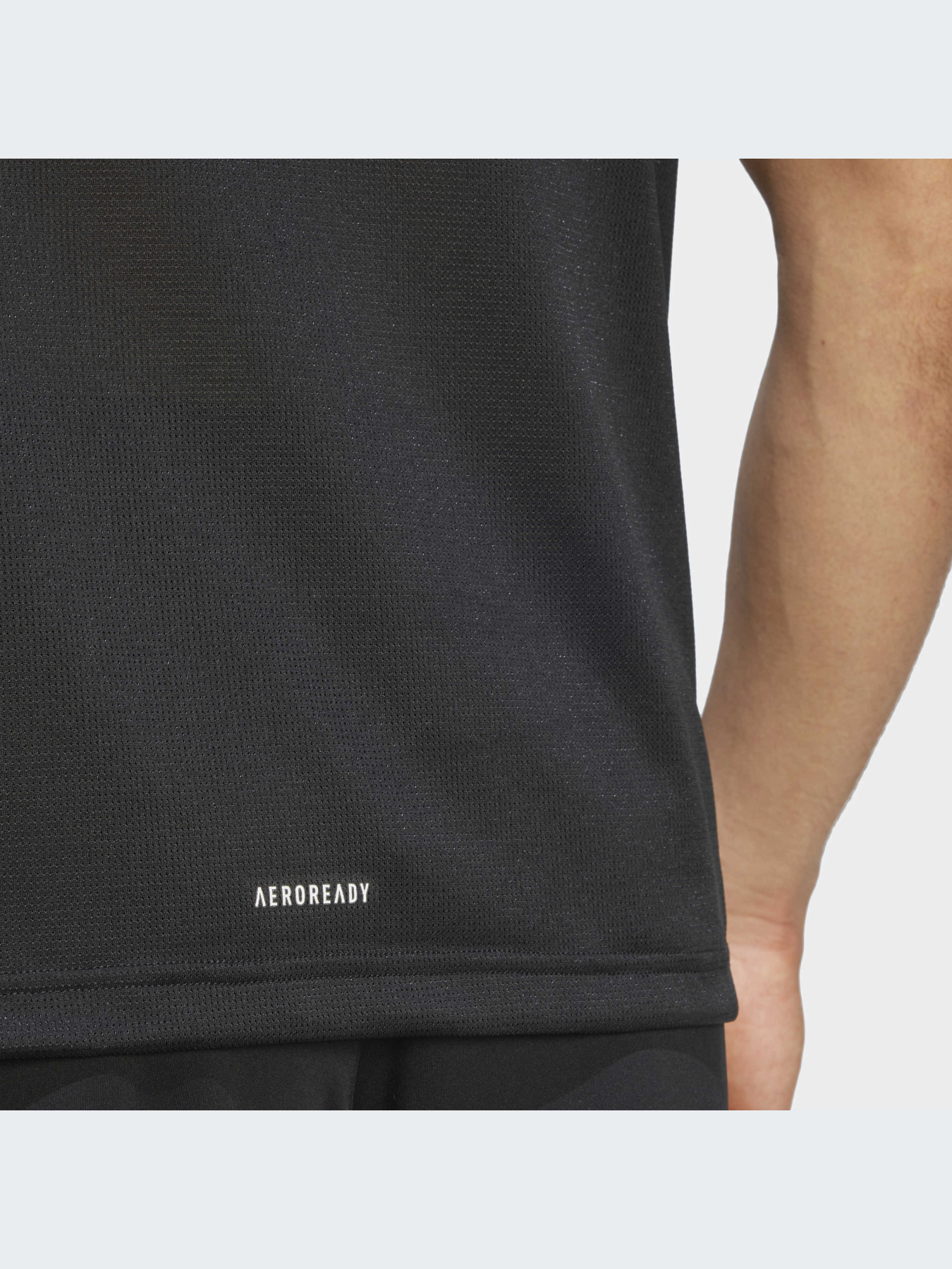 Спортивная футболка Adidas Graphics модель IB3473 Спортивная футболка Adidas Graphics модель IB3473 Фото