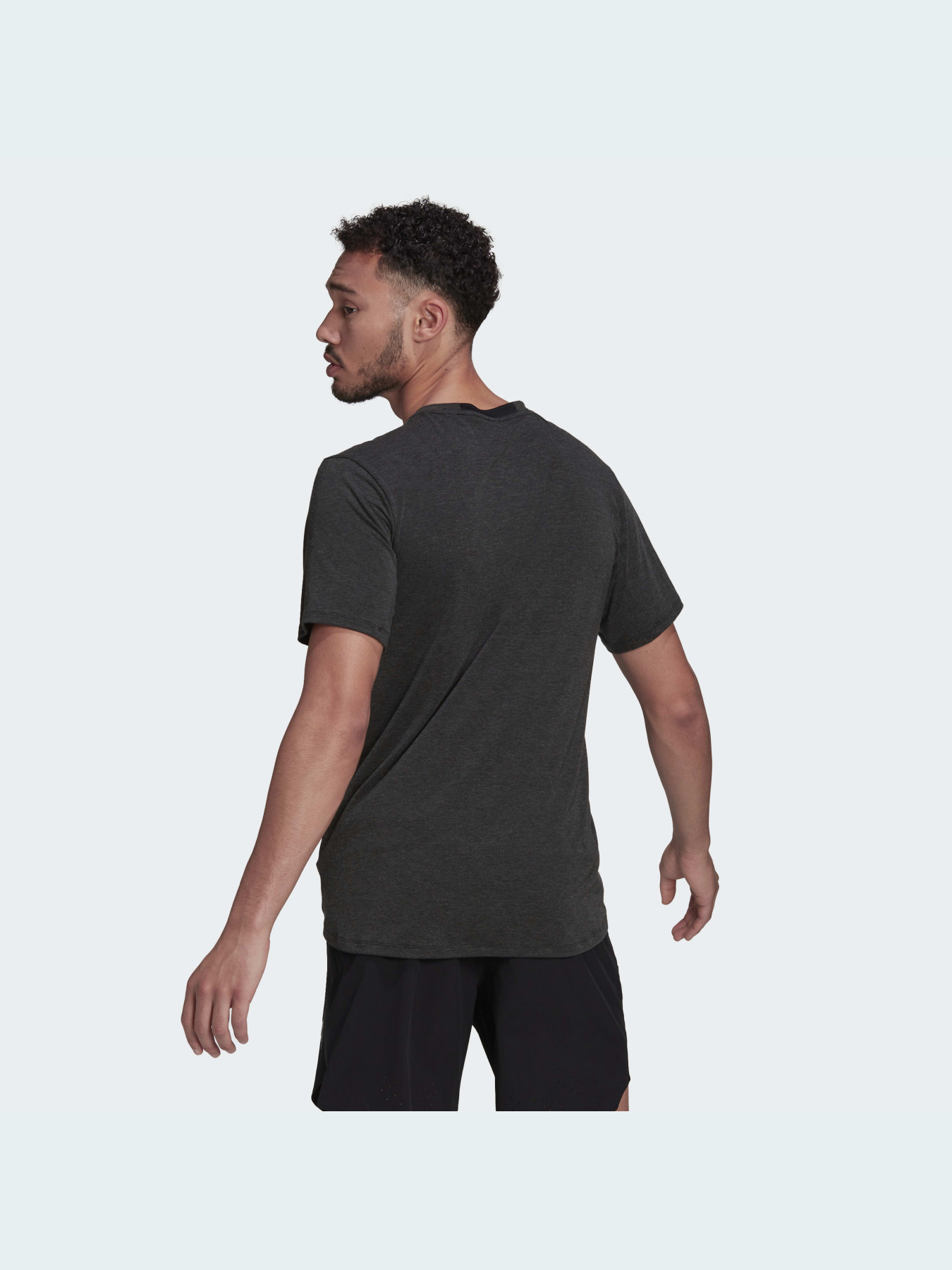 Спортивная футболка Adidas модель HB9204 Спортивная футболка Adidas модель HB9204 Фото