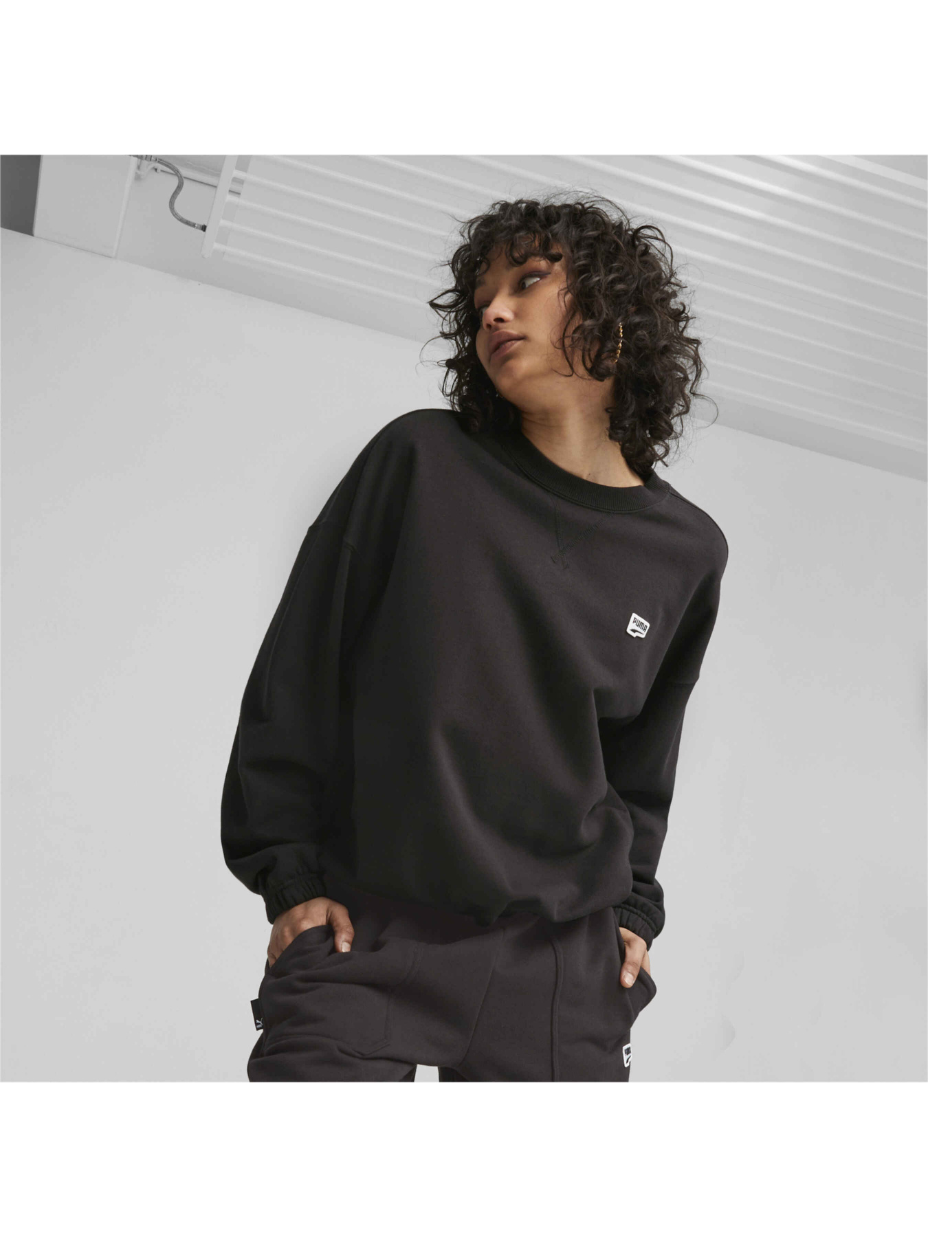 Свитшот PUMA Downtown Oversized Crew модель 621455 Фото