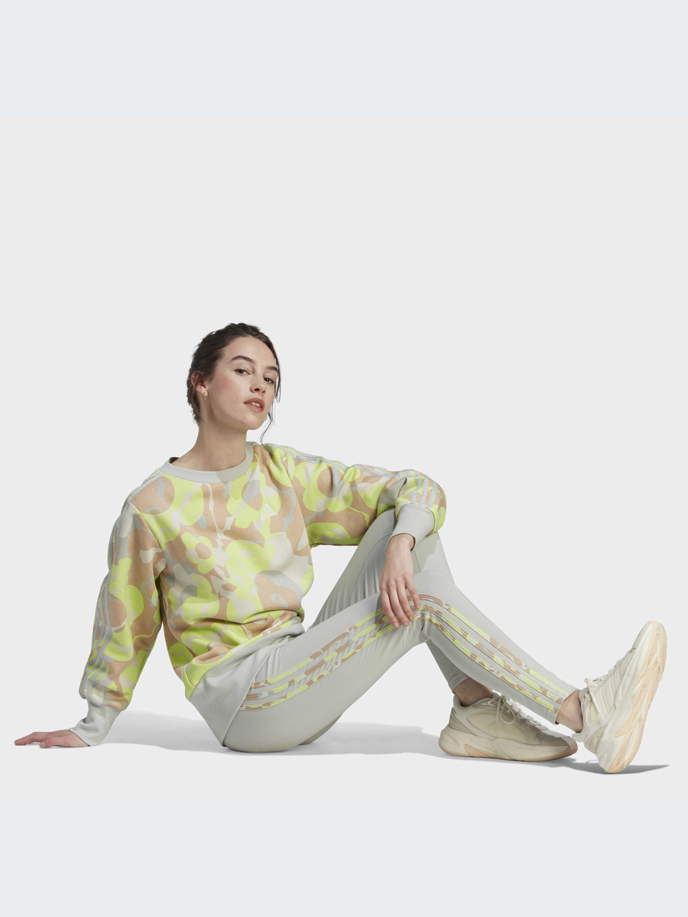 Свитшот Adidas Graphics модель IL3034 Фото