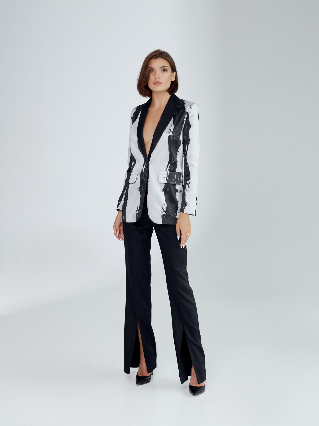 Деловой костюм Anais Gose Cassiopeia модель suit.cassiopeia.black.white.001 Деловой костюм Anais Gose Cassiopeia модель suit.cassiopeia.black.white.001 Фото