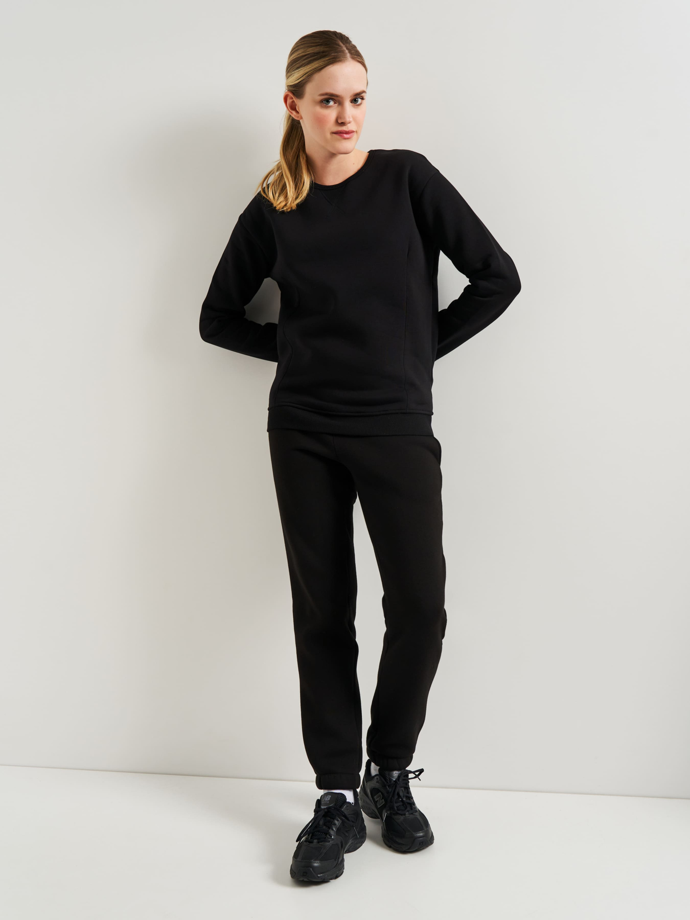 Свитшот Роза модель 230411_black Фото