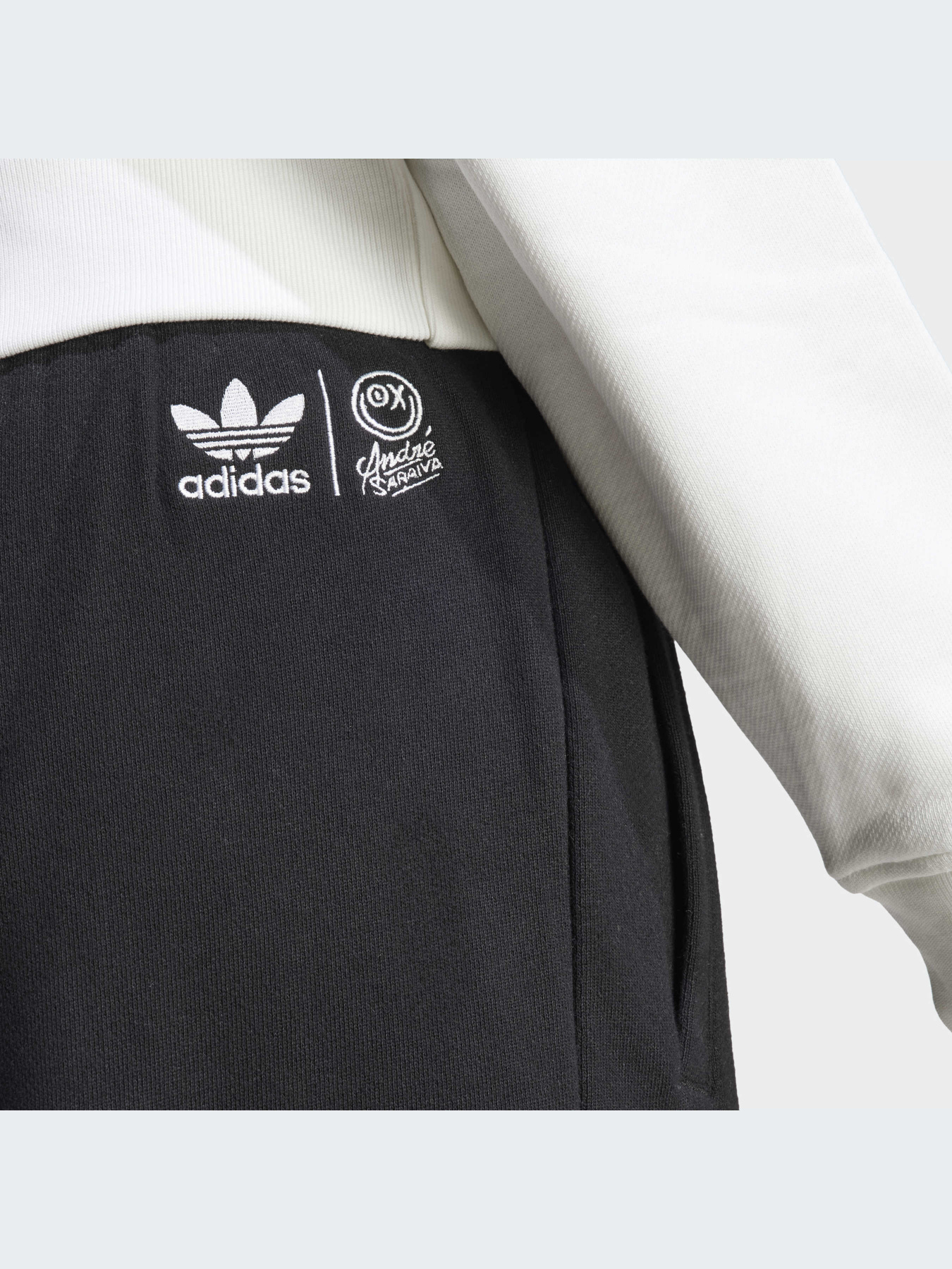 Брюки повседневные Adidas Graphics модель HY4265 Фото