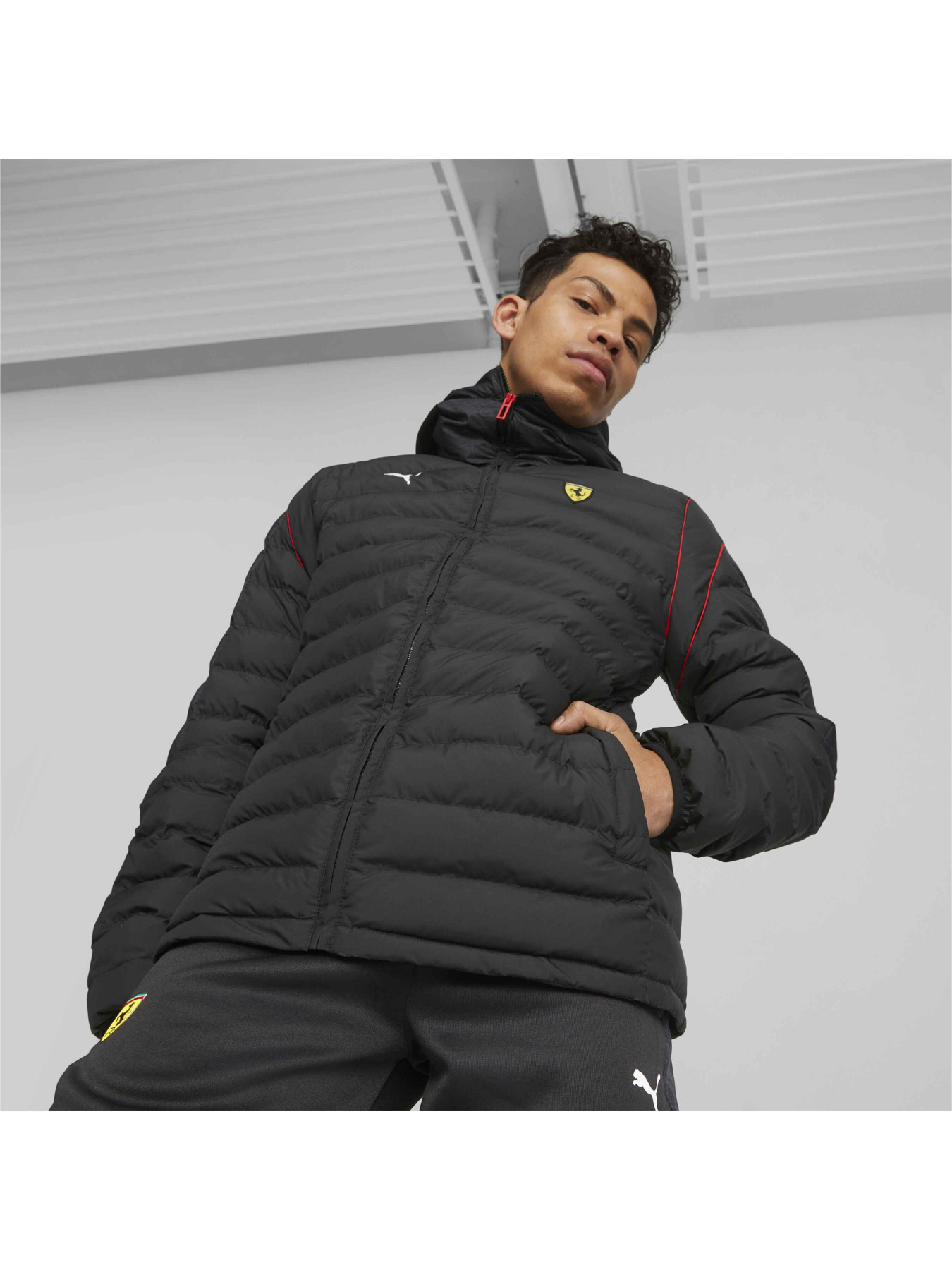 Демисезонная куртка PUMA Ferrari Race T7 Eclt Jkt модель 620934 Фото