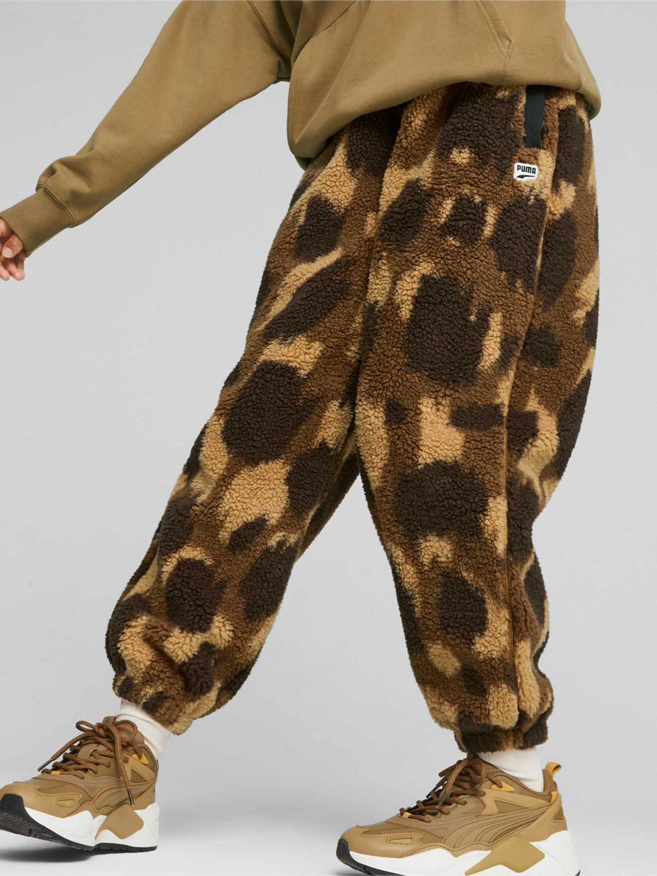 Штани спортивні PUMA Downtown Aop Sherpa Pants модель 621461 Фото
