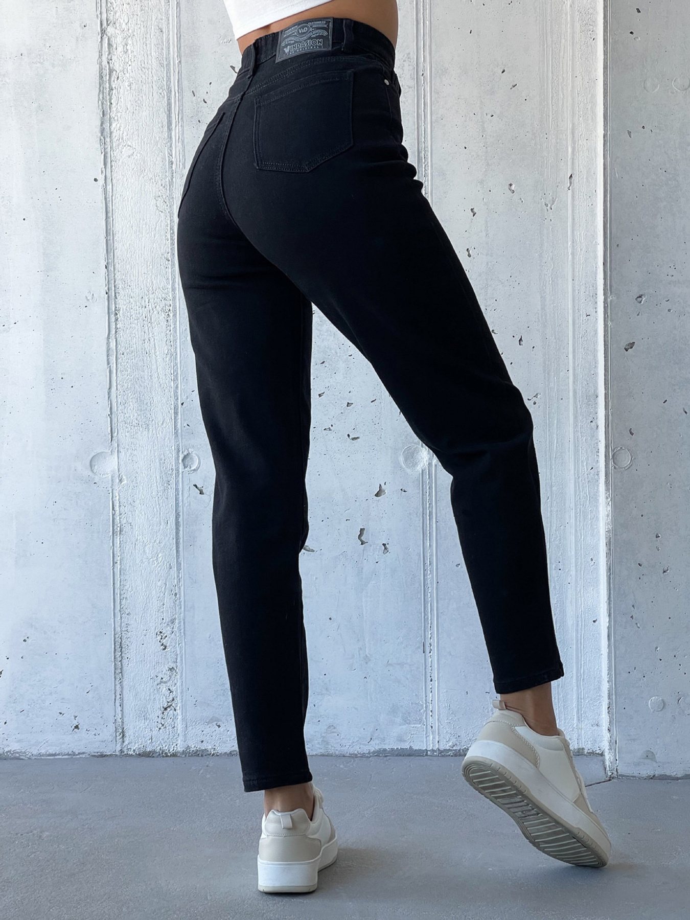 Джинси мом ISSA Plus модель WN20-572_черный Джинси мом ISSA Plus модель WN20-572_черный Фото