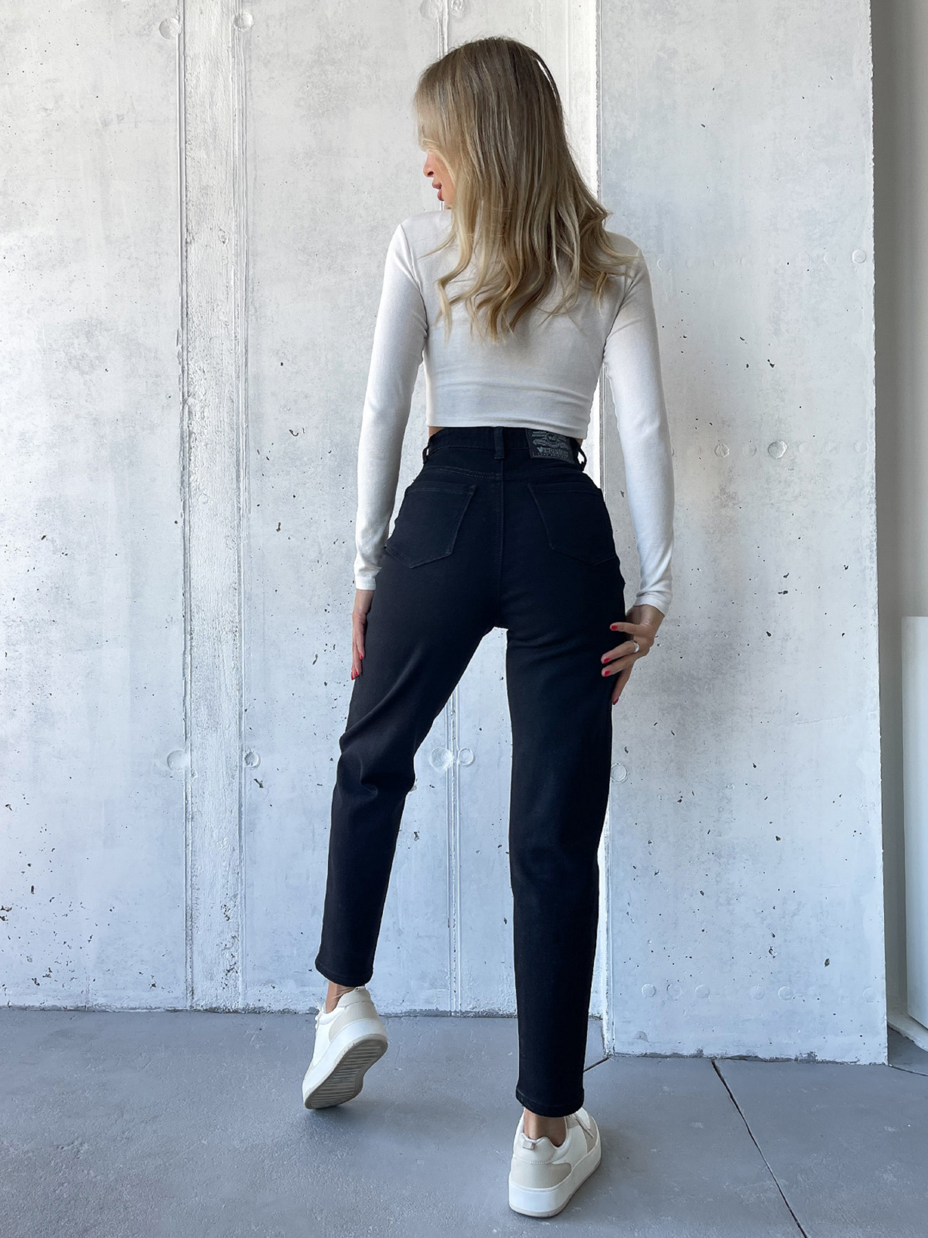 Джинси мом ISSA Plus модель WN20-572_черный Джинси мом ISSA Plus модель WN20-572_черный Фото