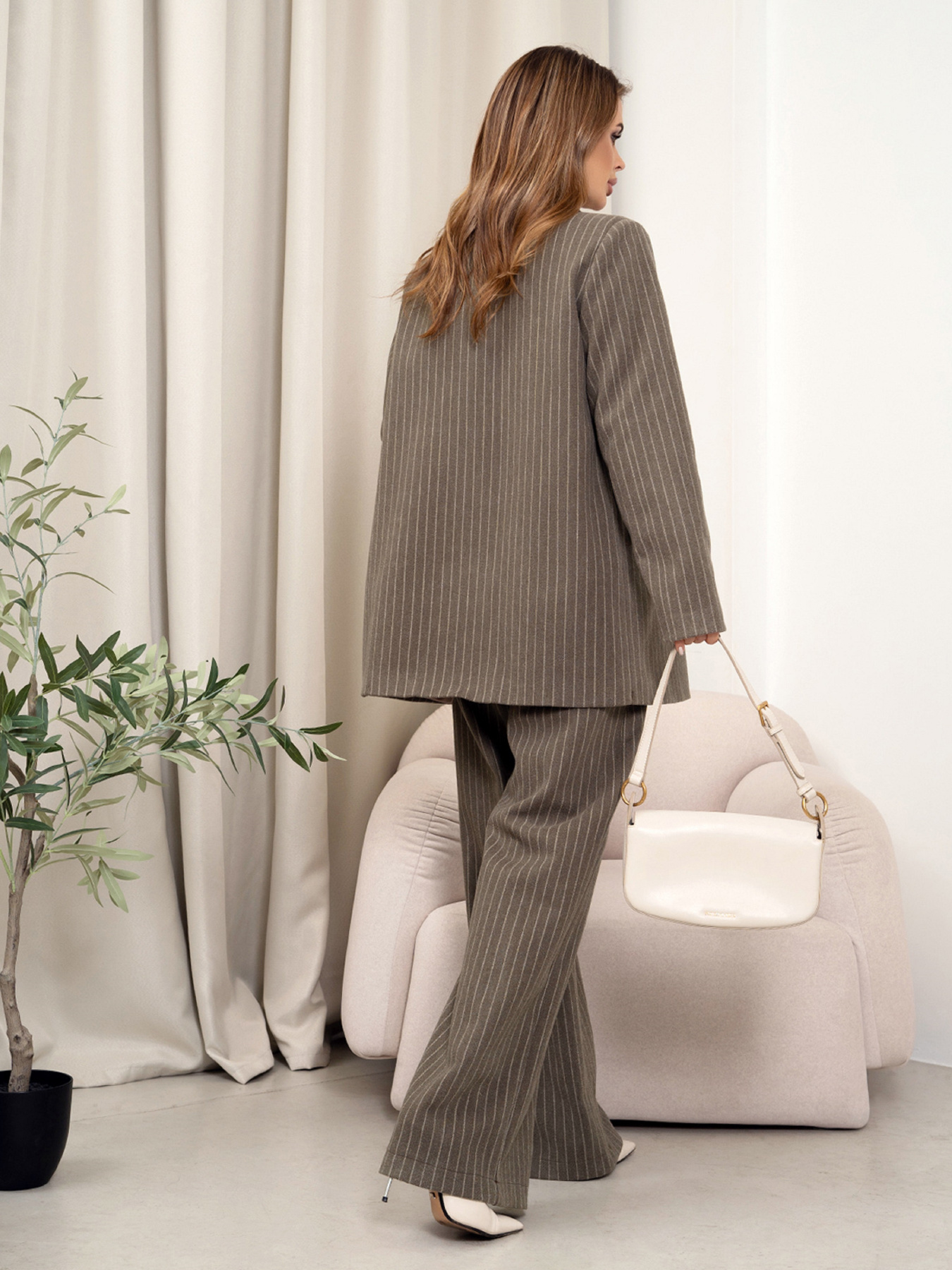 Діловий костюм ISSA Plus модель 14376_хаки Діловий костюм ISSA Plus модель 14376_хаки Фото