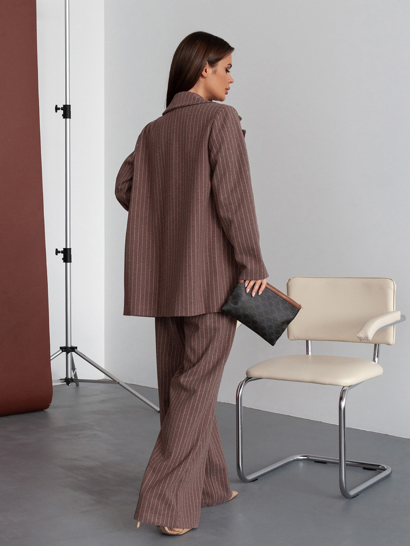 Деловой костюм ISSA Plus модель 14376_коричневый Фото