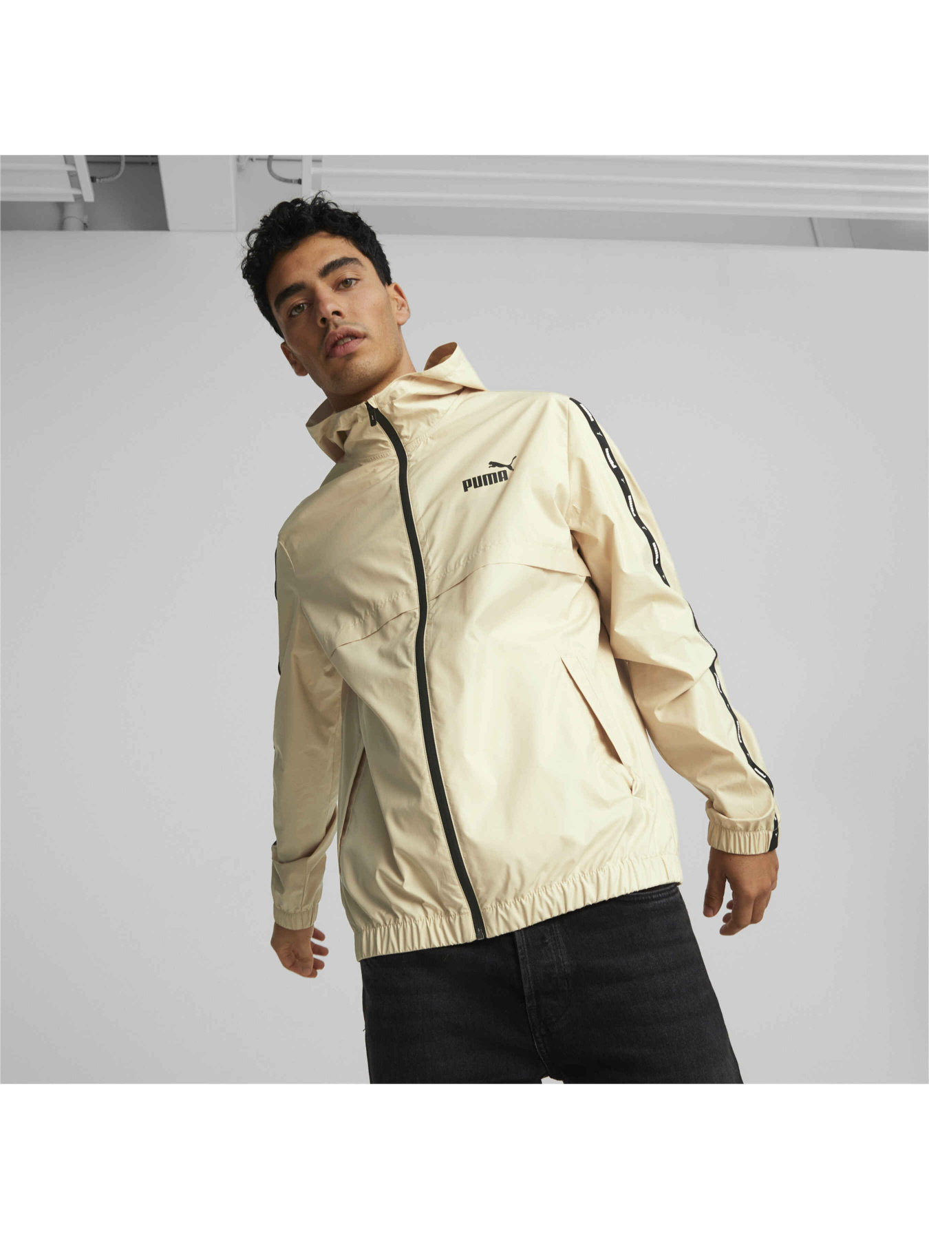 Вітровка PUMA Ess+ Tape Windbreaker модель 847477 Фото