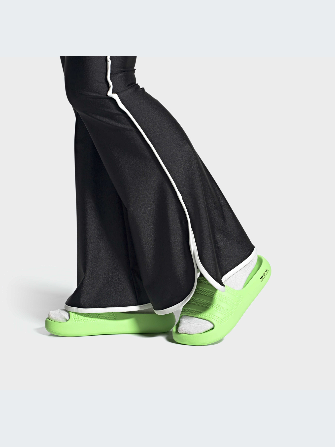 Шлепанцы Adidas Adilette модель FZ6411 Фото