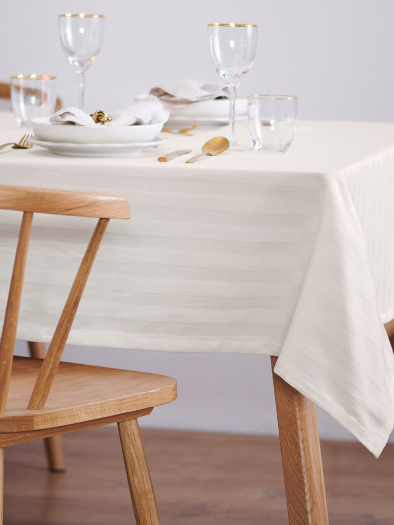 Жакардова скатертина Tchibo модель T1702304009 Жакардова скатертина Tchibo модель T1702304009 Фото