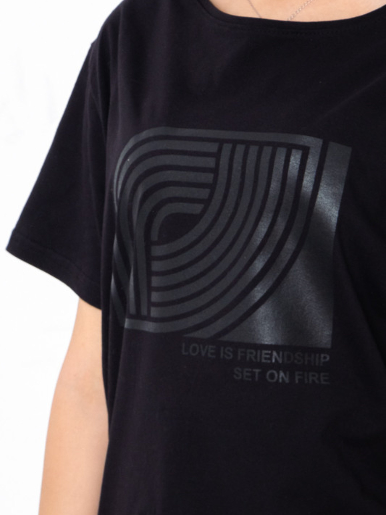 Футболка Носи своє модель 8127-001-33-chornij Фото