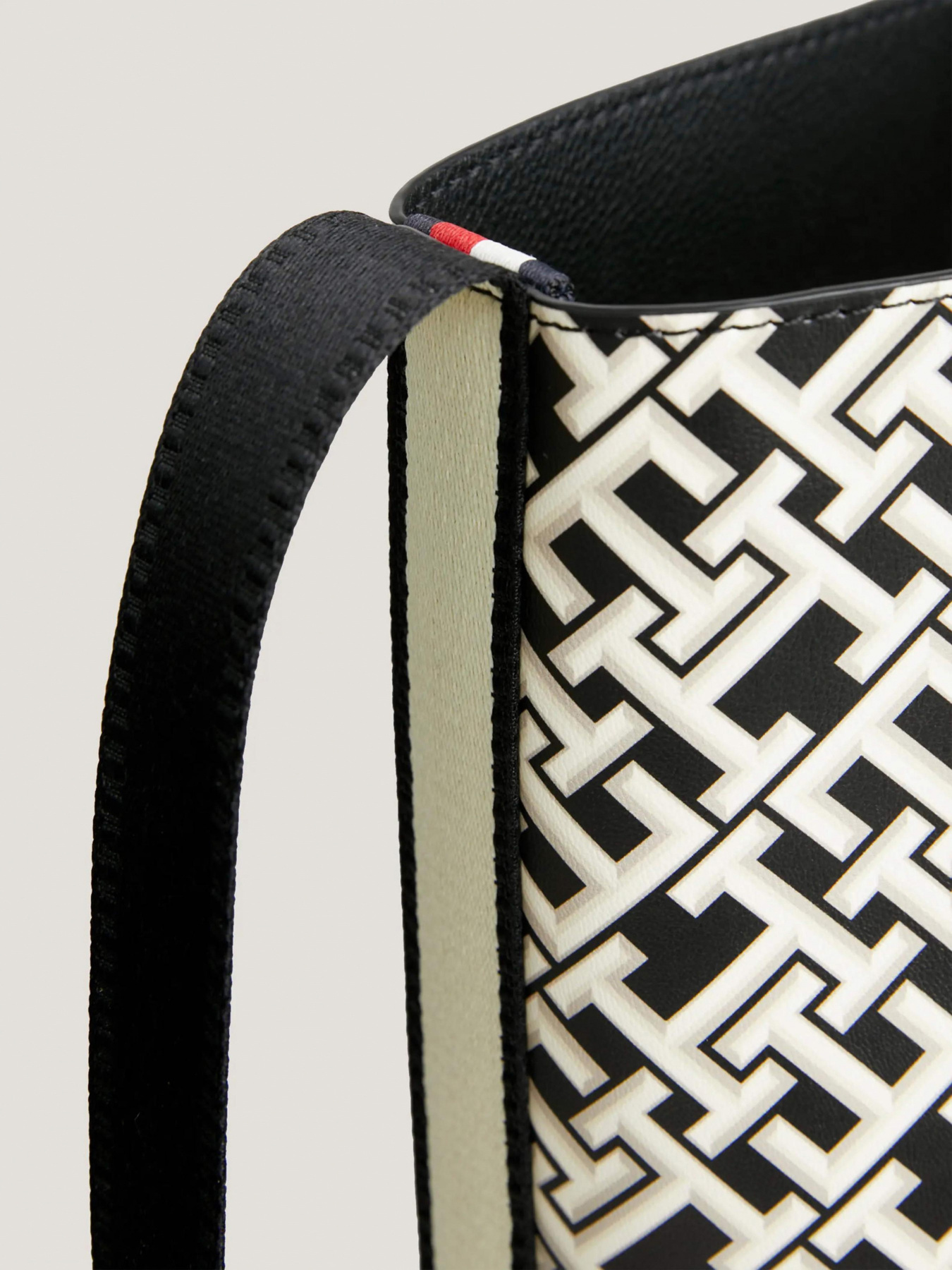 Сумки Tommy Hilfiger модель AW0AW16082-BDS Фото