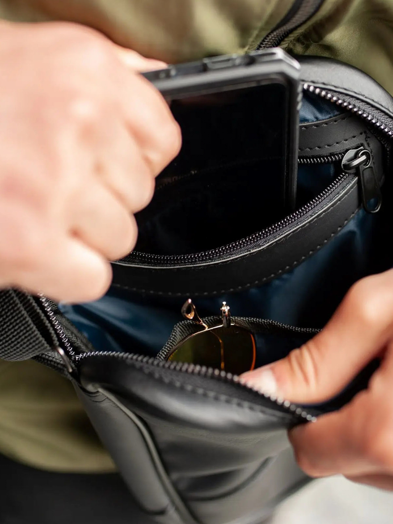 Мессенджер Without модель 8015536 Мессенджер Without модель 8015536 Фото